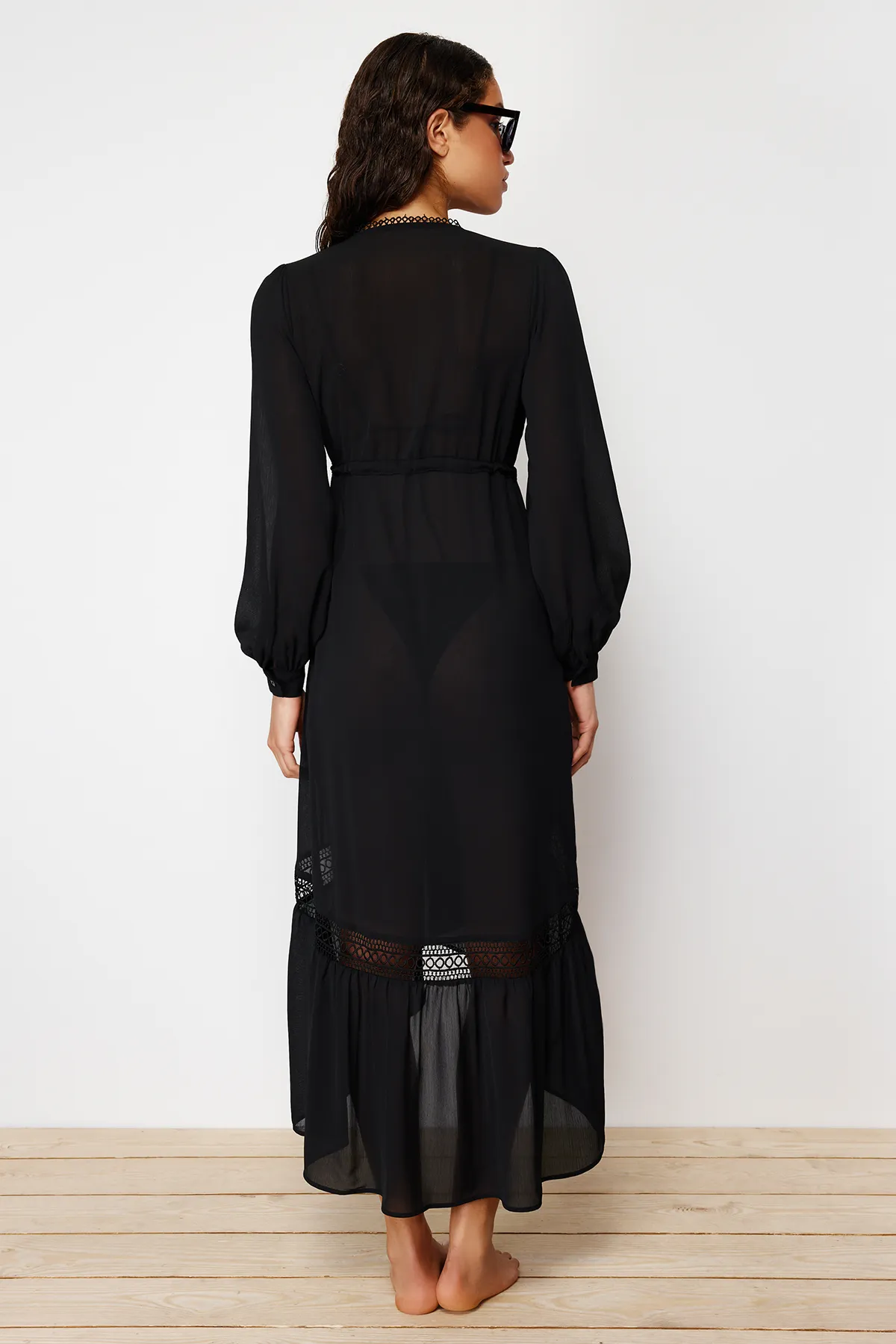 Trendyol Collection  Tropisch gemusterter Maxi-Kimono und Kaftan aus gestricktem Chiffon mit Streifen-Accessoires TBESS23KM00002
