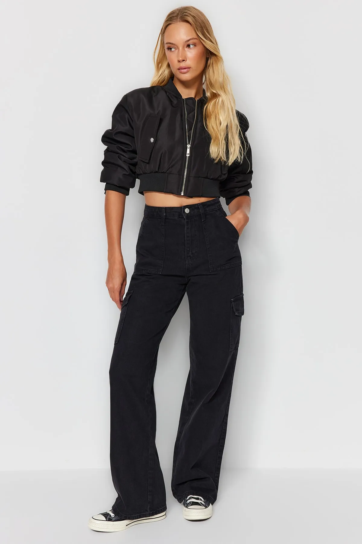 Trendyol Collection  Schwarze Jeans mit weitem Bein und hoher Taille und Cargotasche TWOAW22JE0392