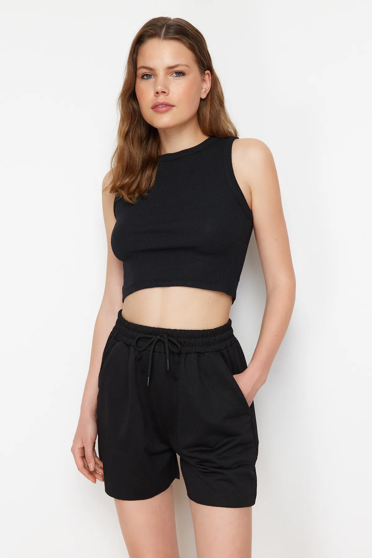 Trendyol Collection  Schwarzes Cord-Tanktop und Shorts, flexibles Strickoberteil und -unterteil-Set TWOSS24AU00027