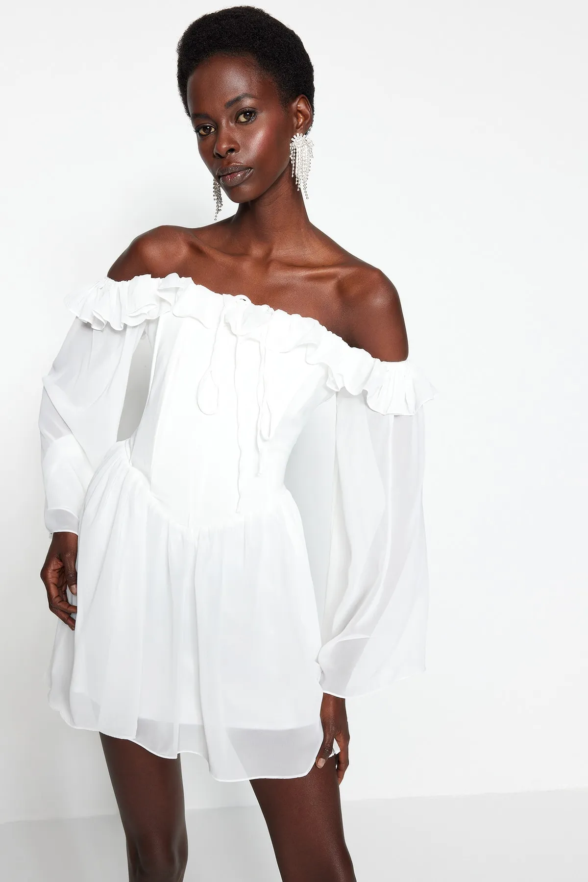 Trendyol Collection  Braut-Ecru-Taillenöffnung/Skater-Futter, Volant-Braut-Abendkleid aus Chiffon TPRSS23EL00096
