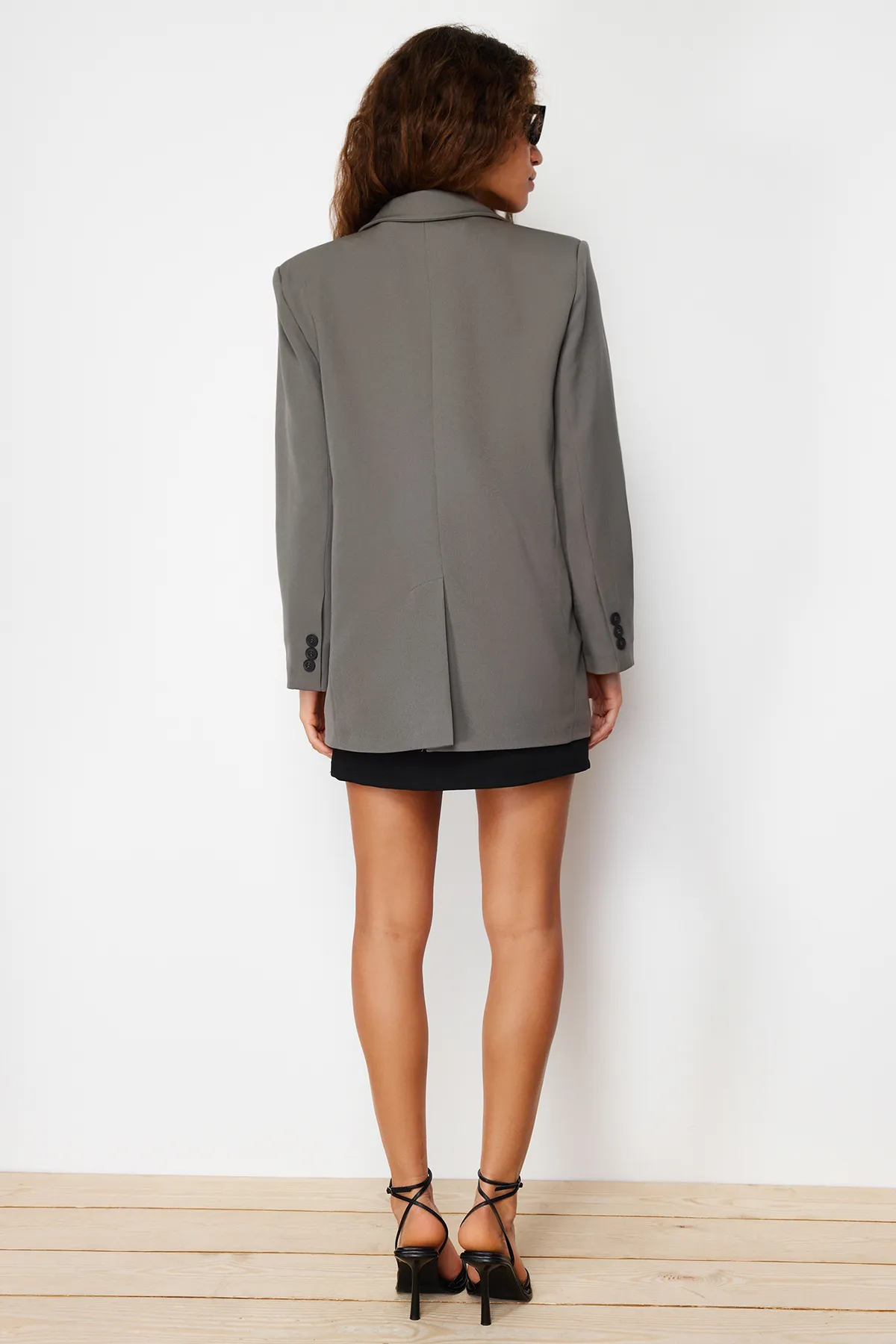 Trendyol Collection  Graue, übergroße, gewebte Basic-Blazerjacke TWOSS24BC00029