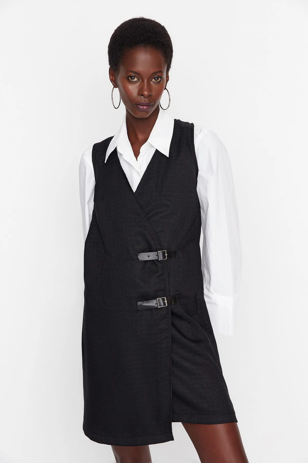 Trendyol Collection  Schwarzes, zweireihiges Mini-Gilet-Webkleid mit Gürtel und detailliertem Ausschnitt TWOAW21EL0158