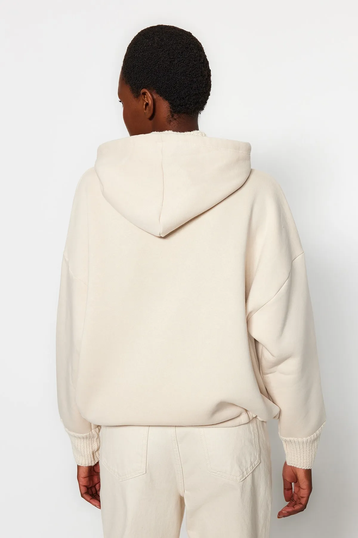 Trendyol Collection  Stone Dickes Fleece Innenstrickband Detailliertes Strick-Sweatshirt mit Kapuze TWOAW22SW1806