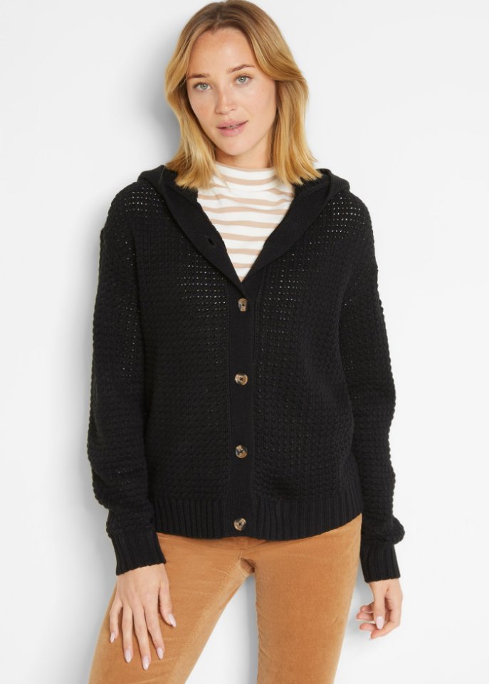 Strickjacke mit großen Knöpfen und Kapuze