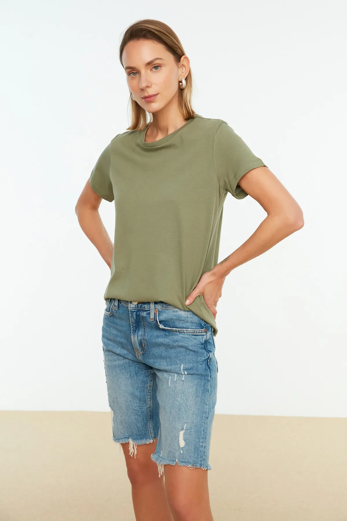 Trendyol Collection  Khaki-Lachsfarbenes 2er-Pack gestricktes T-Shirt mit Rundhalsausschnitt aus 100 % Single-Jersey-Baumwolle TWOSS20TS0141