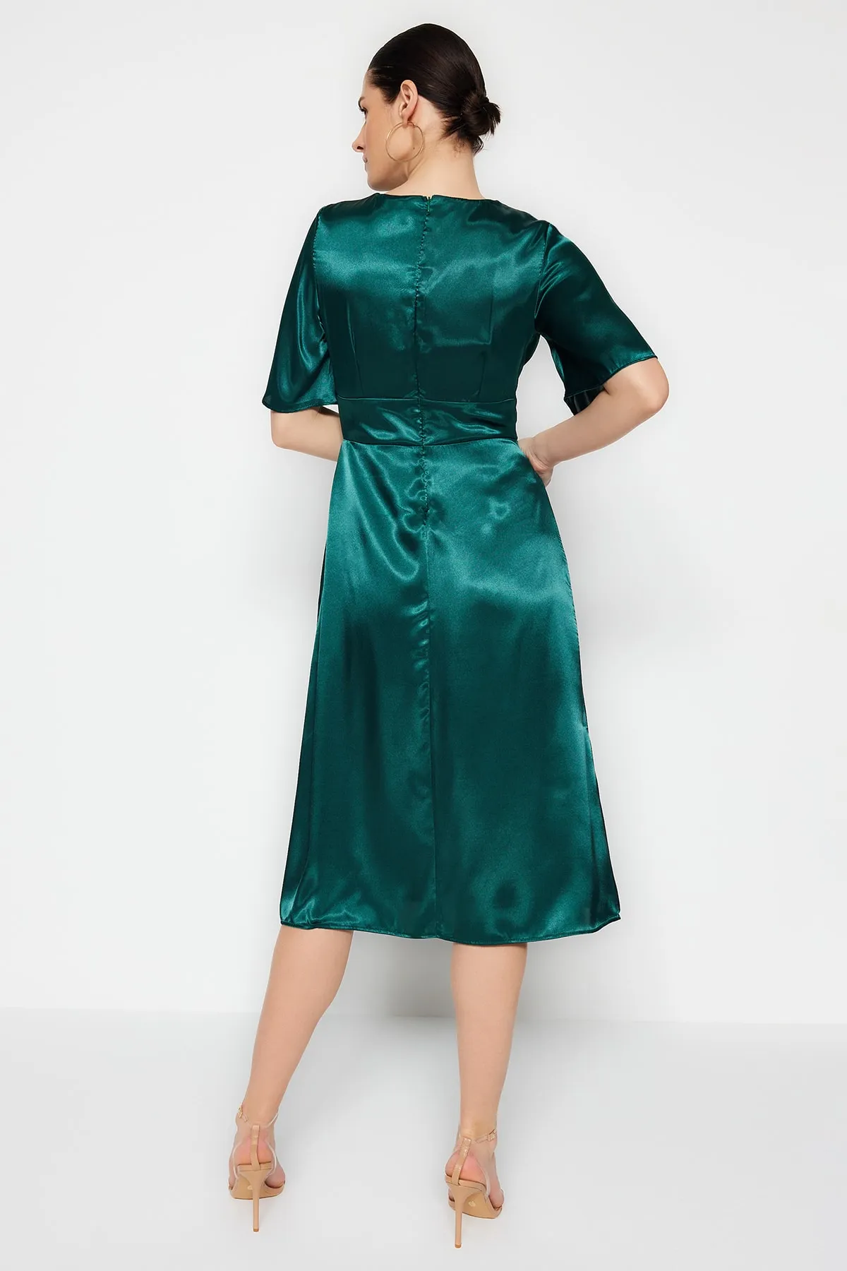 Trendyol Collection  Grünes gerade geschnittenes Midikleid aus gewebtem Satin mit V-Ausschnitt und Schlitz TWOSS23EL00866