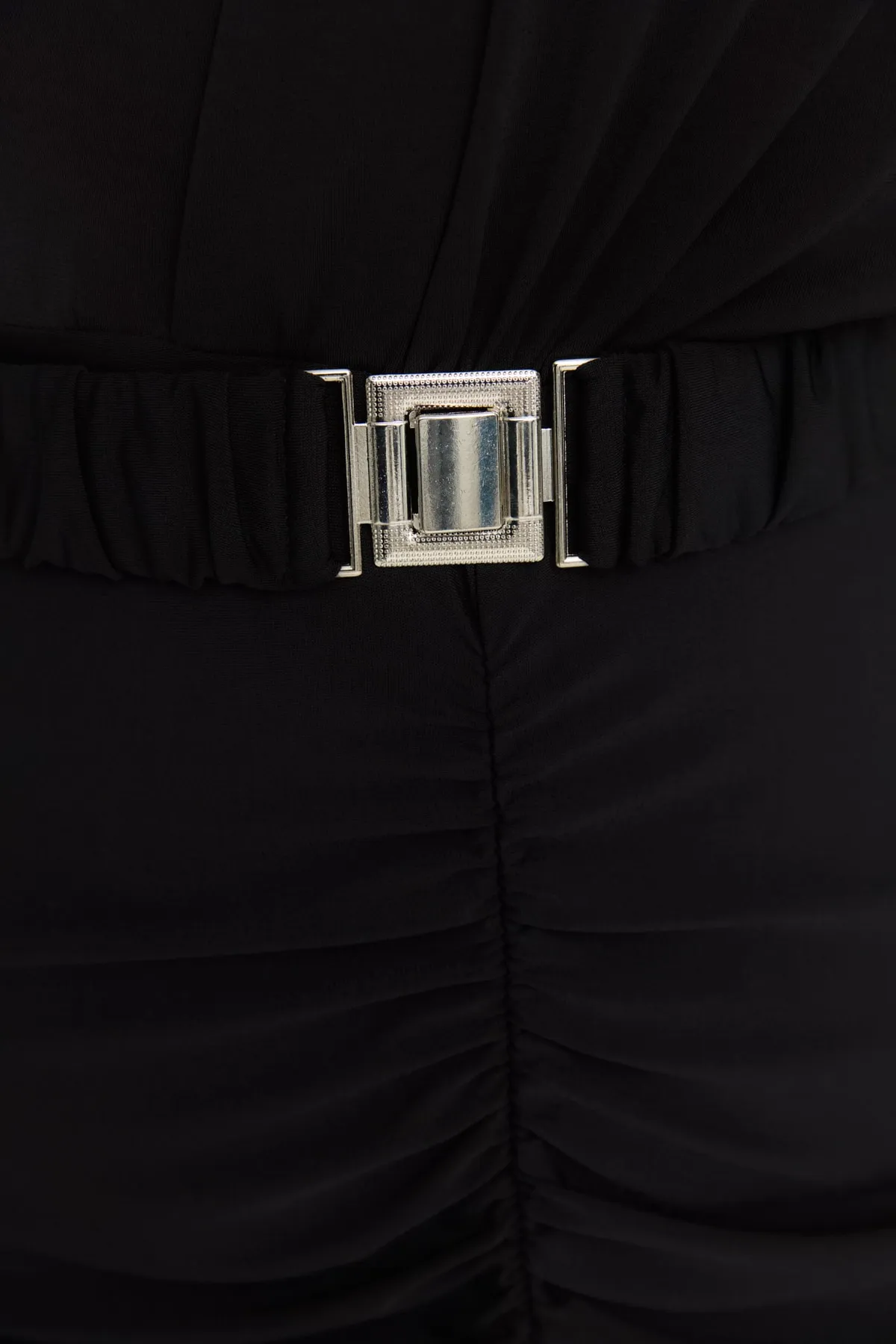 Trendyol Curve  Schwarzes, drapiertes und geschlitztes Strickkleid mit Gürtel TBSSS22AH00008