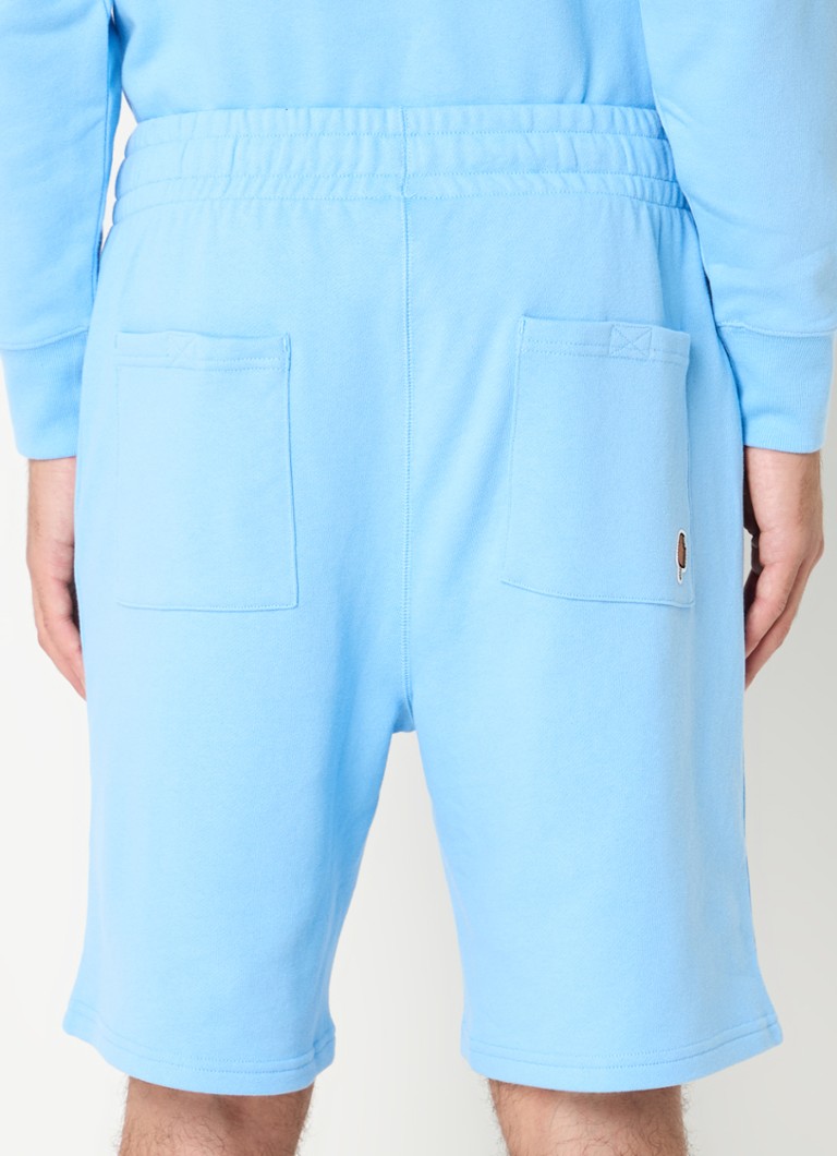 Pantaloni scurți de trening cu croială dreaptă și imprimeu cu trei cornete de înghețată.
