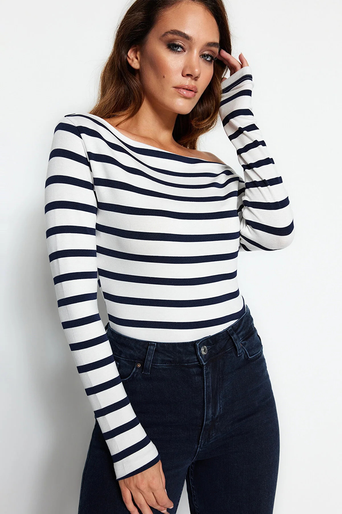 Trendyol Collection  Marineblaue gestreifte Strickbluse aus hochwertigem, weichem Stoff mit U-Boot-Ausschnitt TWOAW24BZ00227