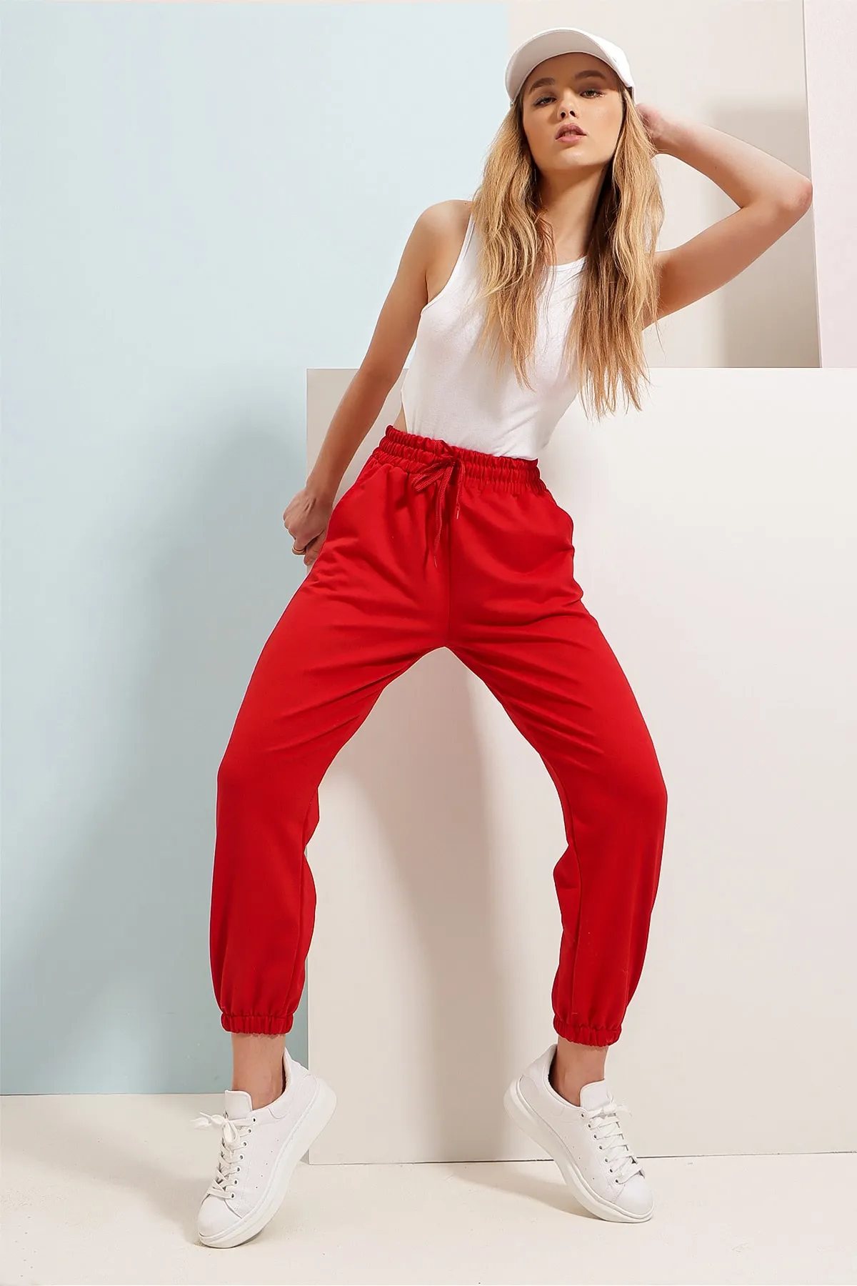 Trend Alaçatı Stili  Rote Jogginghose mit zwei Fäden und elastischem Bein für Damen ALC-Y2933