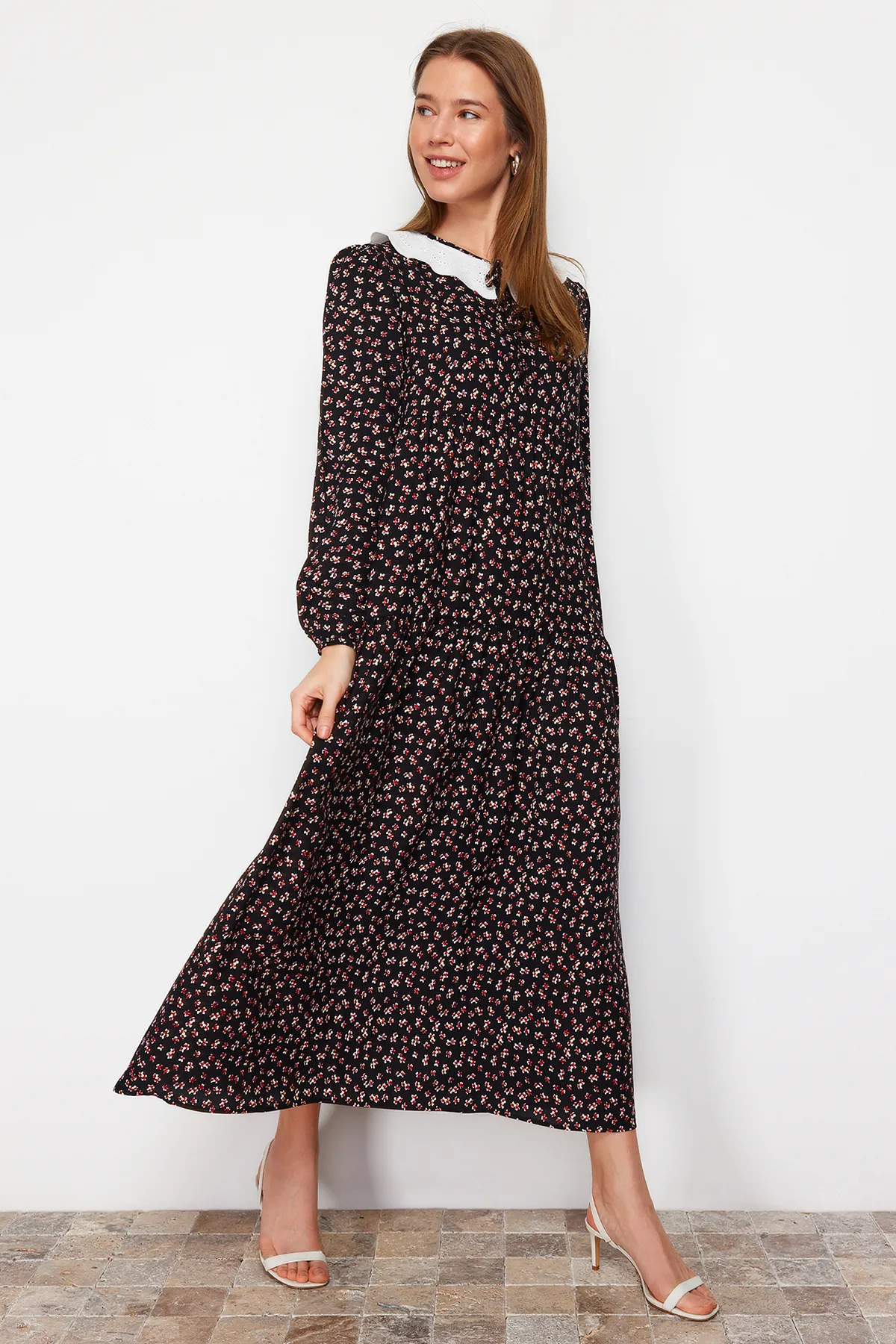 Trendyol Modest  Schwarz gemustertes Kleid aus Viskose mit Muschel-Schnürkragen und detailliertem Detail TCTSS21EL3655