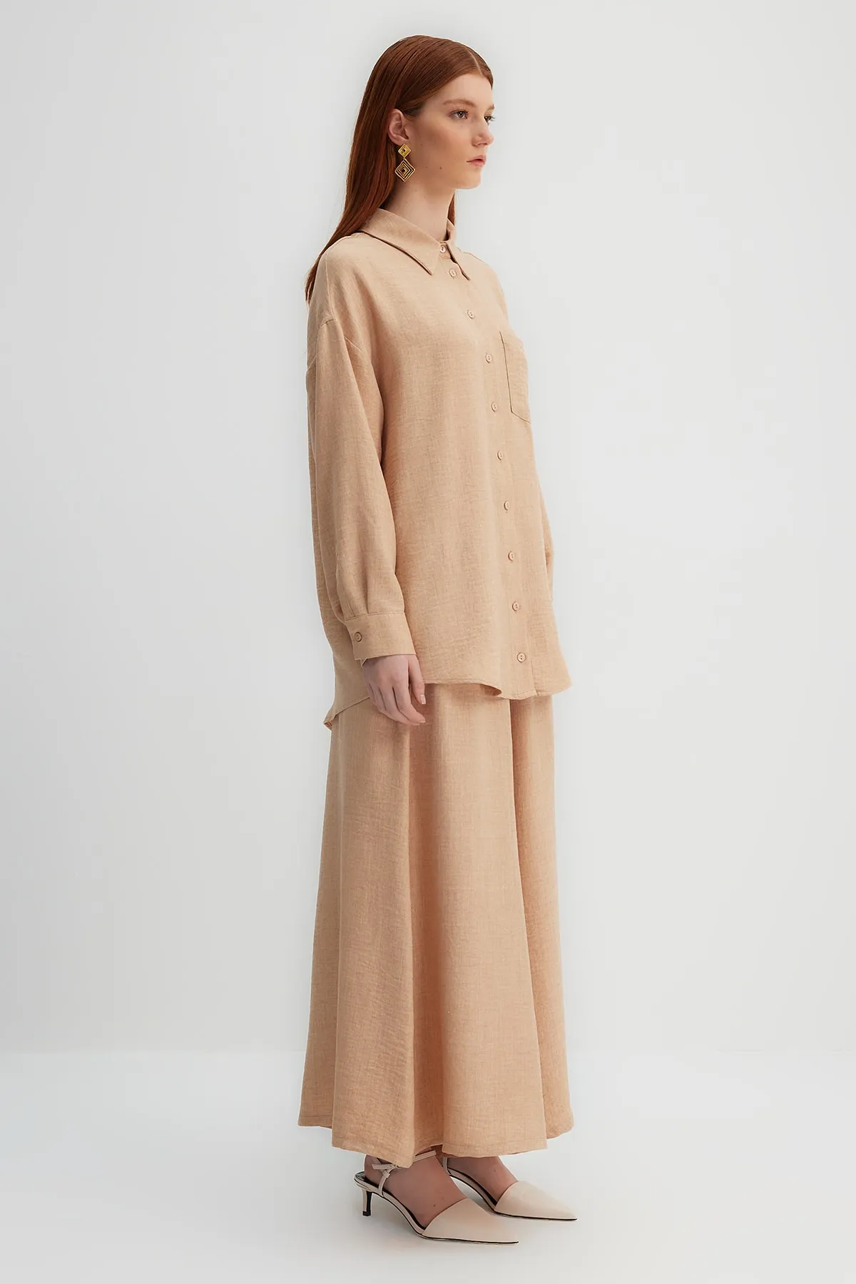Trendyol Modest  X Kevser Sarıoglu Kamelfarbenes gewebtes Hemd-Hosen-Set mit weitem Bein TCLSS23US00001