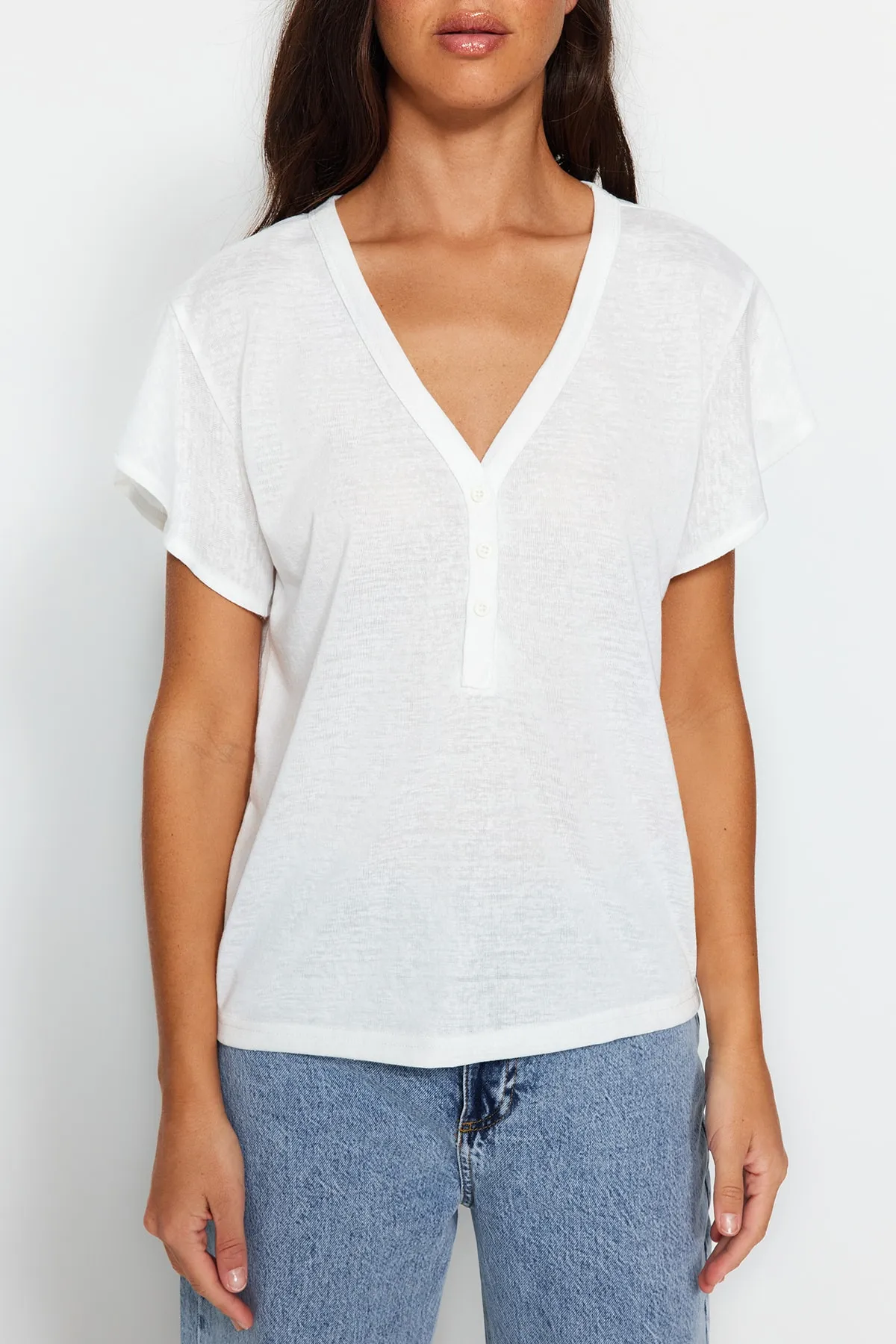 Trendyol Collection  Weißes, geknöpftes Basic-Strick-T-Shirt in Leinenoptik mit V-Ausschnitt und Rüschenärmeln TWOSS23TS00382