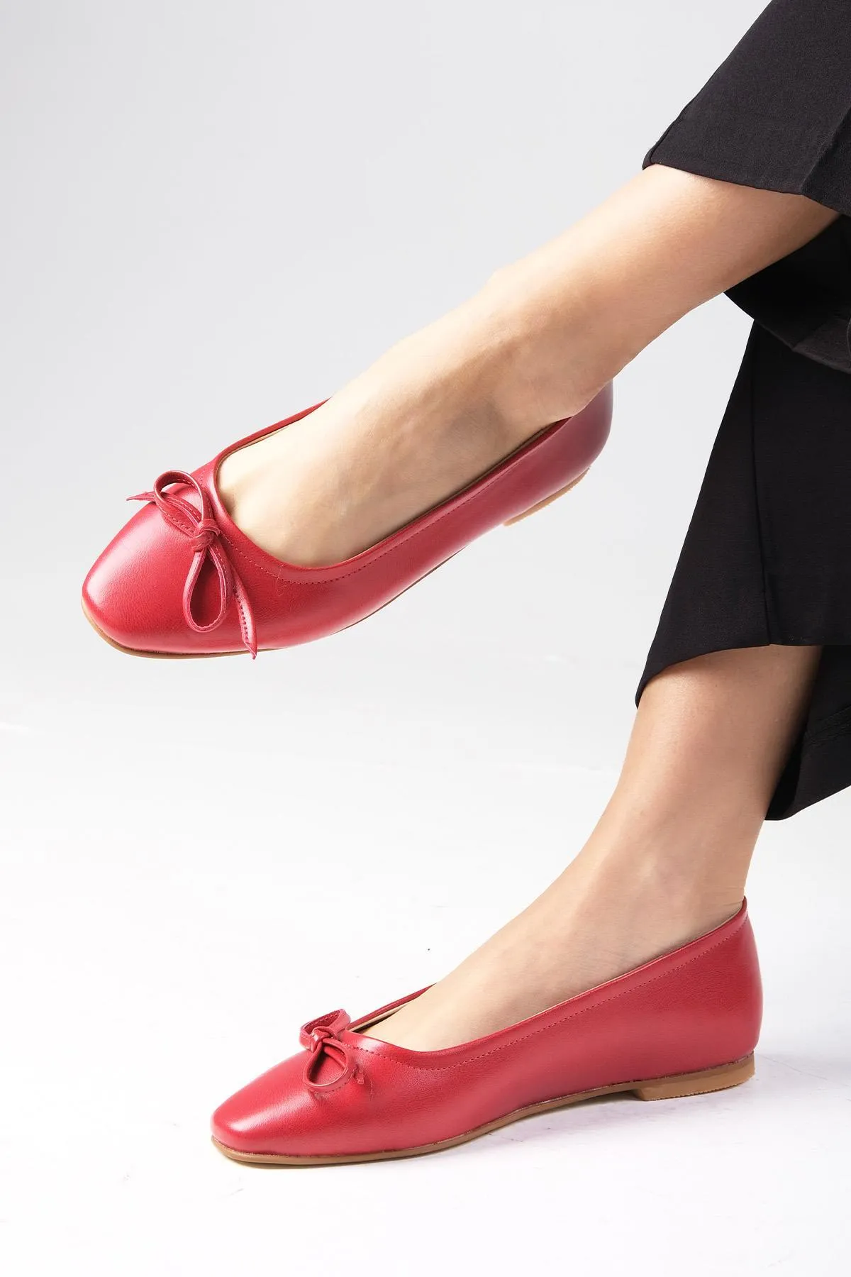Mio Gusto  Nelly Damen Ballerina-Schuhe mit Schleife in Rot und stumpfer Zehenpartie