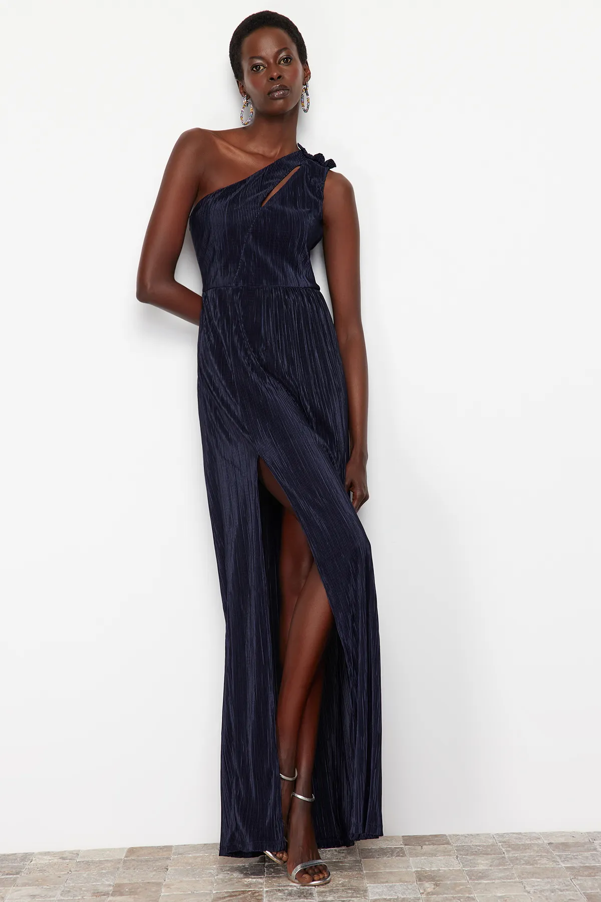 Trendyol Collection  Marineblaues, plissiertes, gefüttertes langes Abendkleid aus Strick TPRSS24AE00021