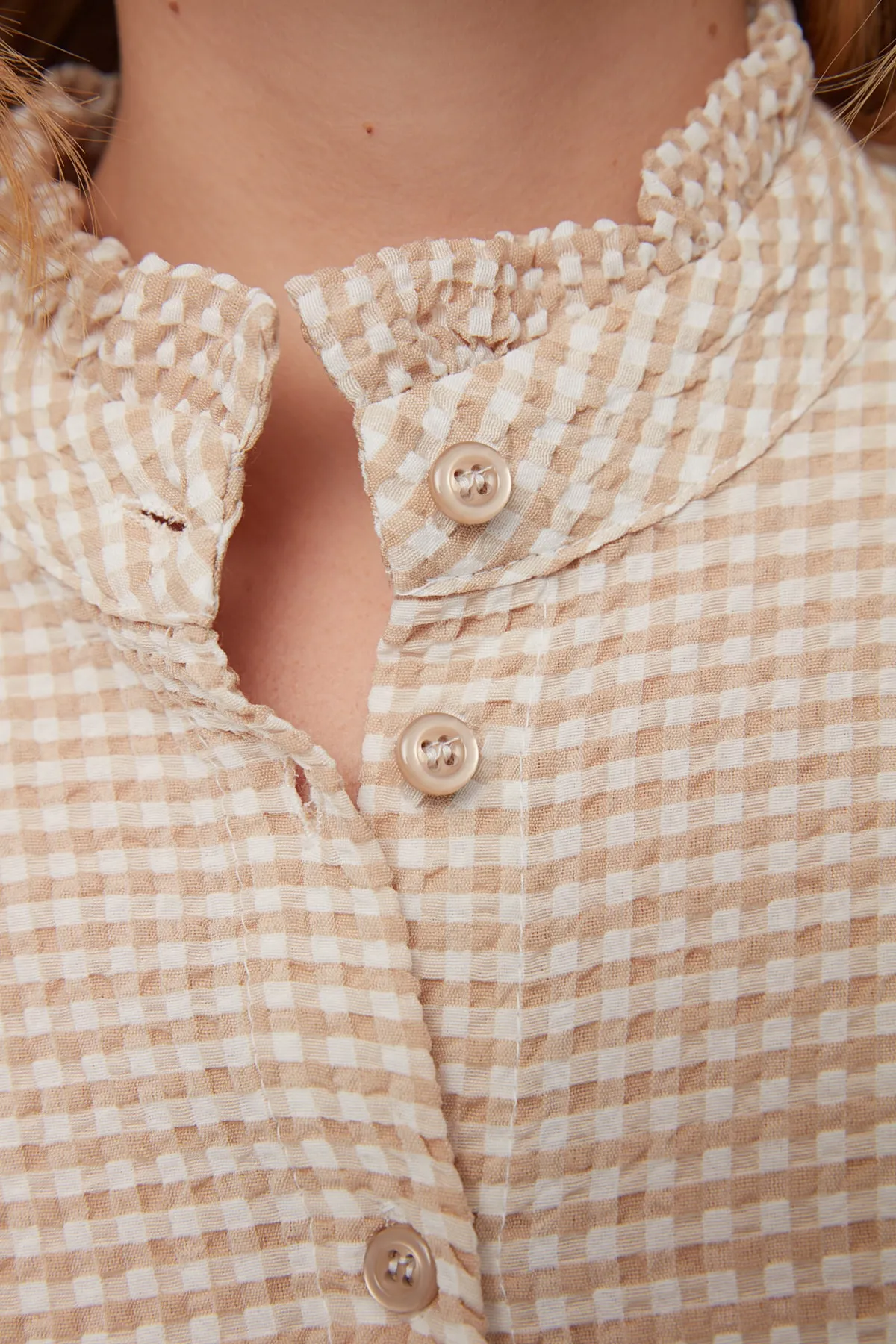 Trendyol Modest  Beiges gewebtes Seersucker-Hemd mit Gingham-Muster TCTSS22GO0110