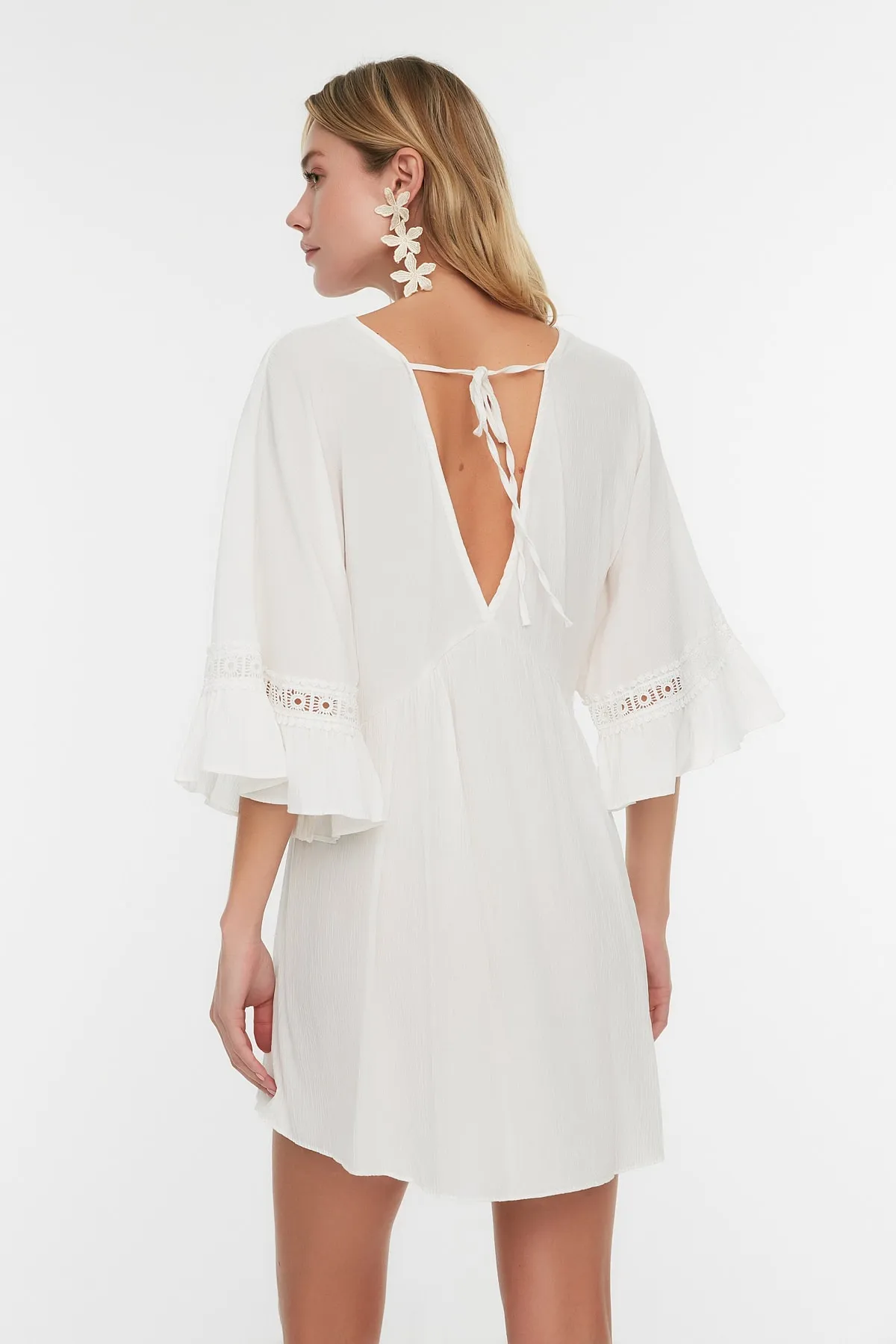 Trendyol Collection  Weißes Mini-Strandkleid mit gewebten Streifen und Zubehör TBESS21EL2759
