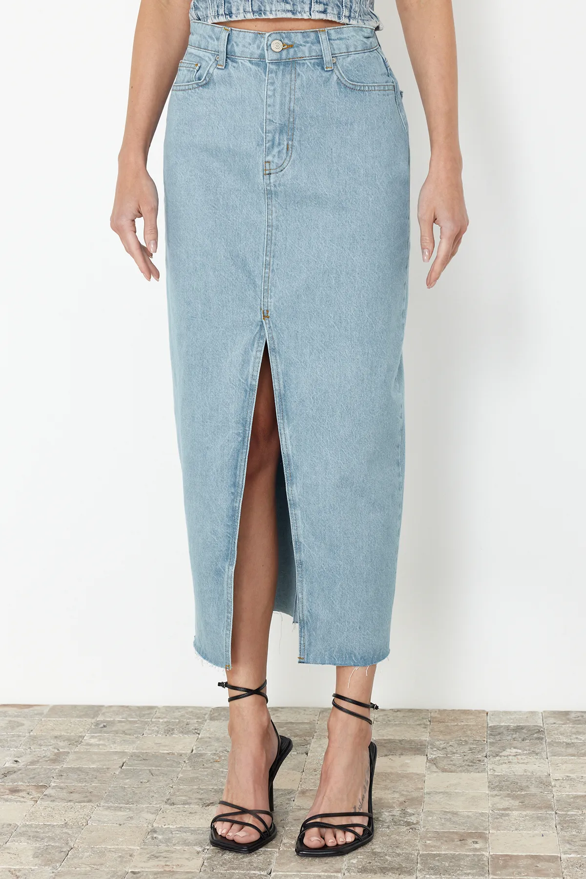 Trendyol Collection  Blauer geschlitzter Maxi-Jeansrock TWOSS23ET00290