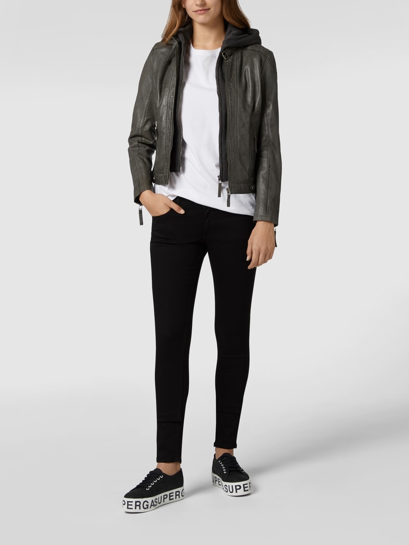 Skinny Fit Jeans mit Stretch-Anteil in schwarz
