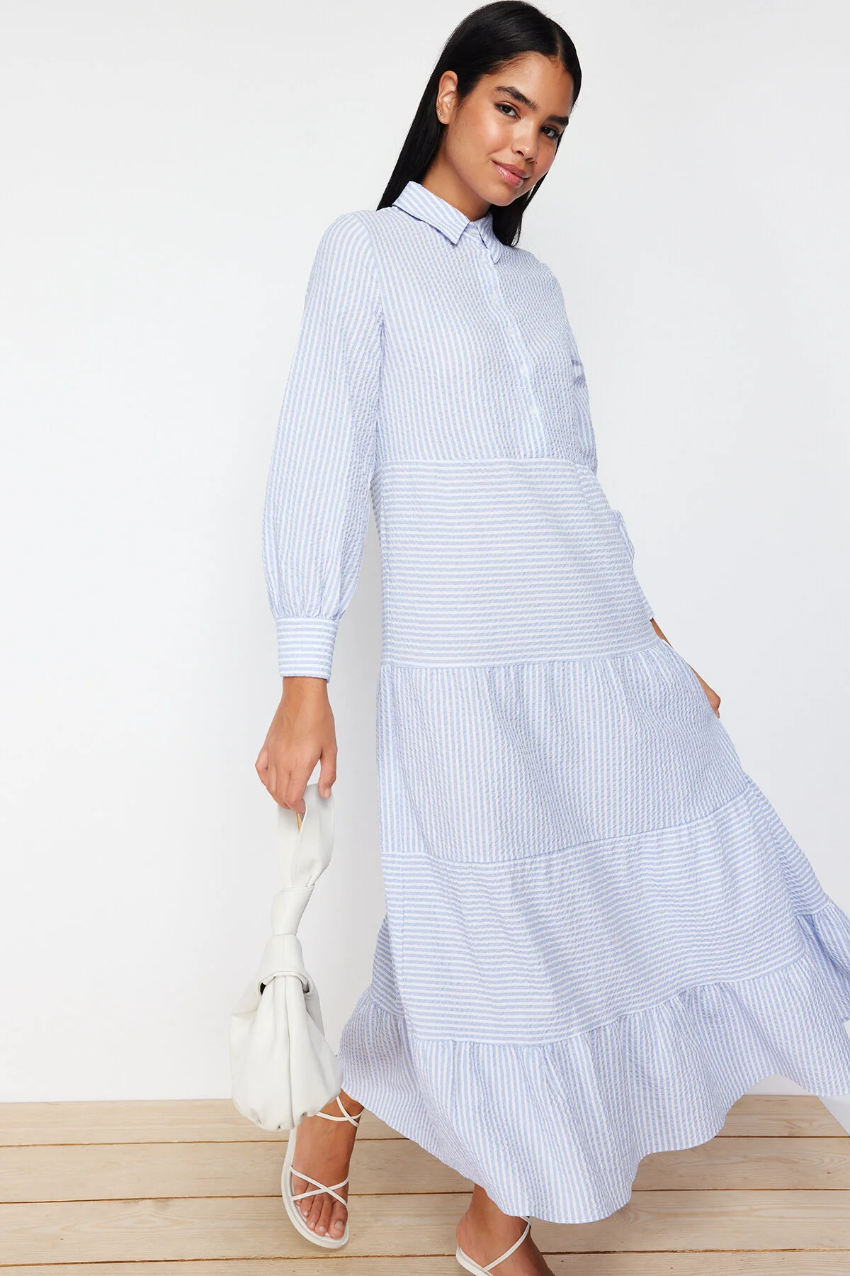 Trendyol Modest  Blaues, gewebtes Kleid mit Hemdkragen, gestreift und gefüttert TCTSS24EB00055