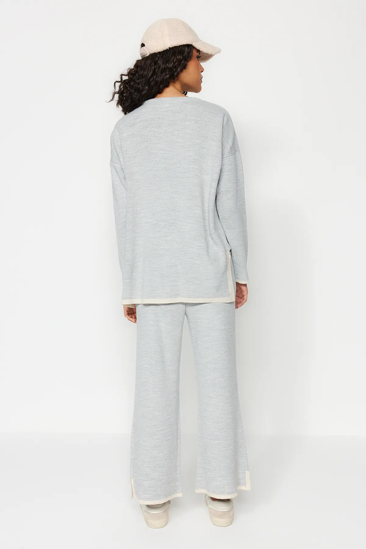 Trendyol Collection  Graues, weit geschnittenes Strickoberteil und -unterteil in Kontrastfarbe TWOAW24AU00062