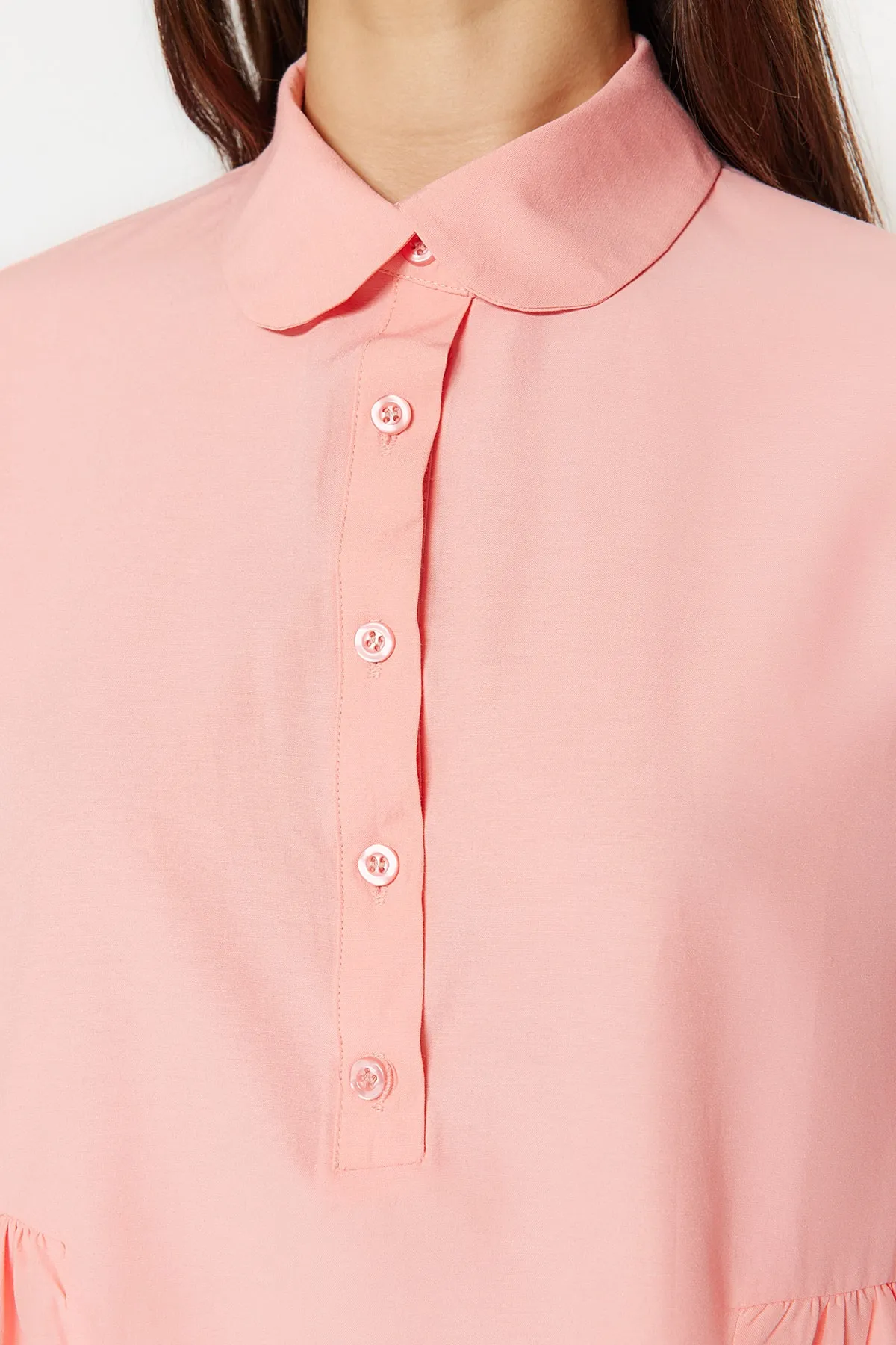 Trendyol Modest  Gewebte Baumwolltunika mit gerafftem Kragen und getrockneten Rosenmuster TCTSS23UK00088