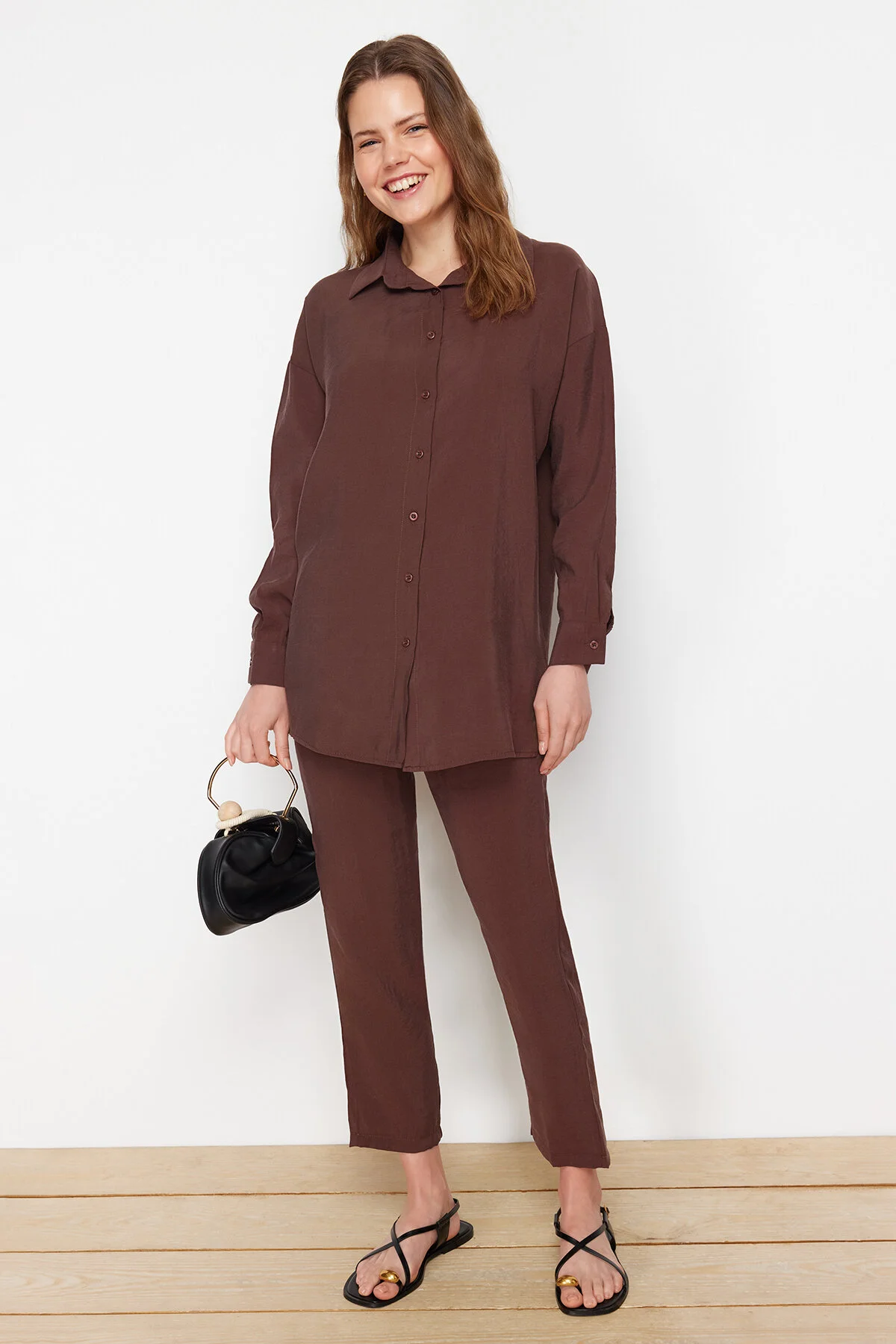 Trendyol Modest  Braunes Modalgewebe-Set aus gewebtem Unterteil, Oberteil, Hemd und Hose TCTSS24US00058