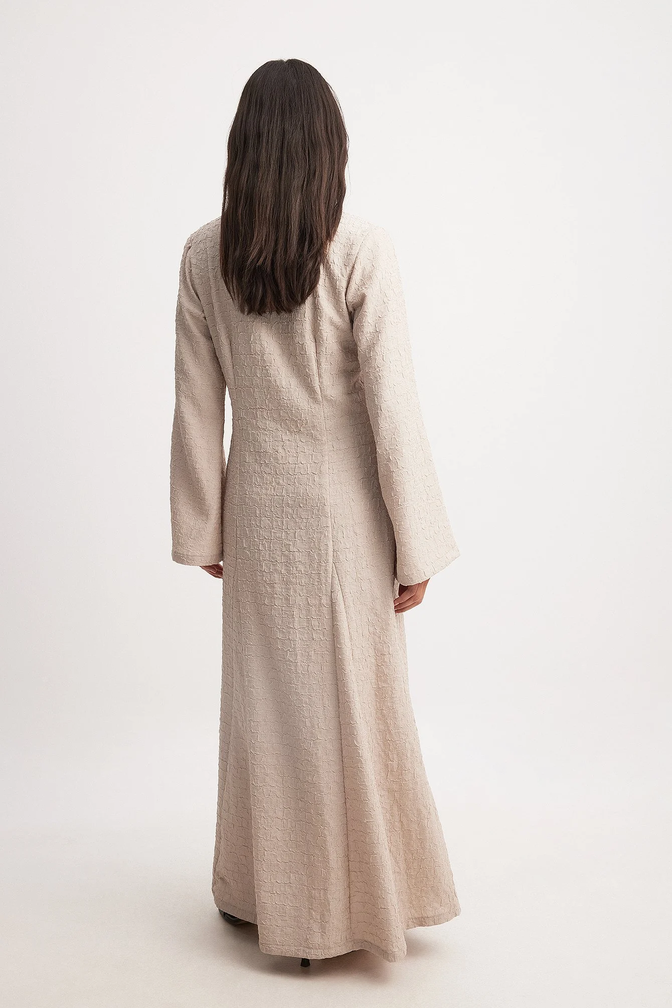 Strukturiertes langärmeliges Maxikleid mit tiefem Ausschnitt