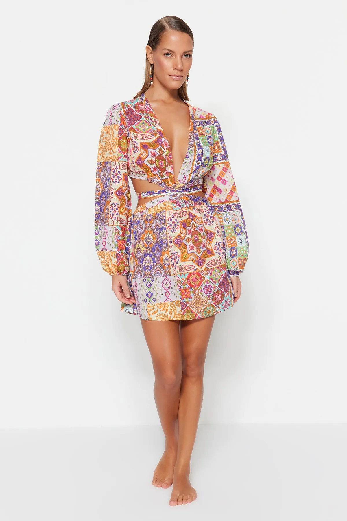 Trendyol Collection  Ethnisch gemustertes Mini-Strandkleid aus 100 % Baumwolle mit Ausschnitt/Fensterausschnitt TBESS23EL00140