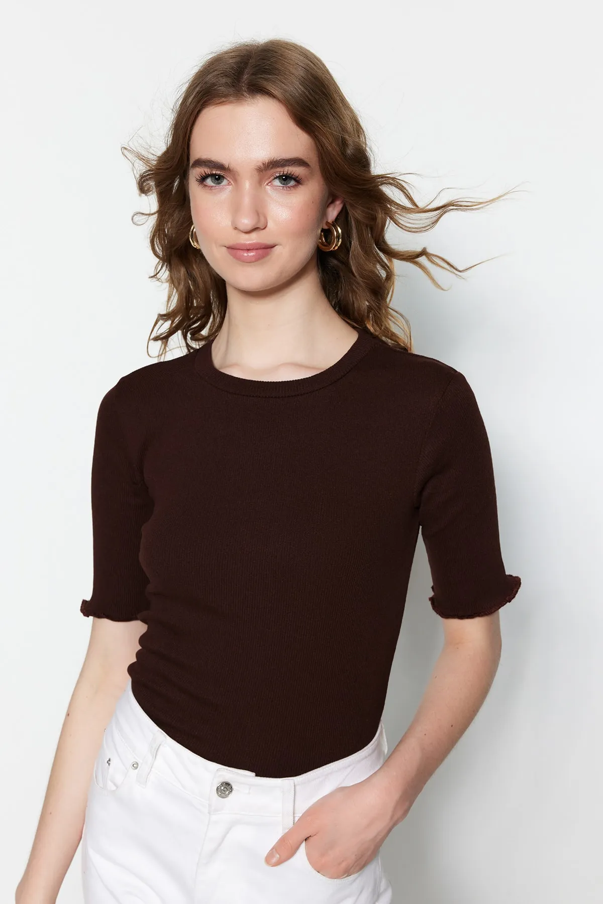 Trendyol Collection  Braune taillierte/taillierte Rundhals-Stretch-Strickbluse mit Kordelzug TWOSS23BZ00025