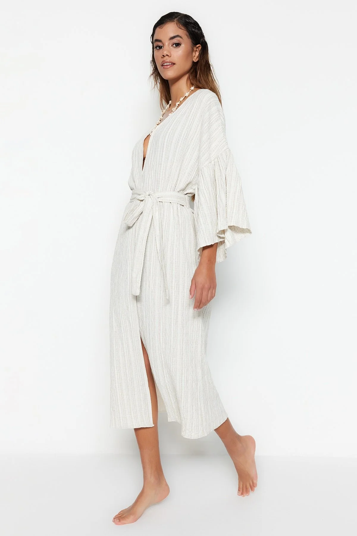 Trendyol Collection  Ecrufarbener Maxi-Kimono und Kaftan aus gewebtem Volant aus Leinenmischung mit Gürtel TBESS23KM00028