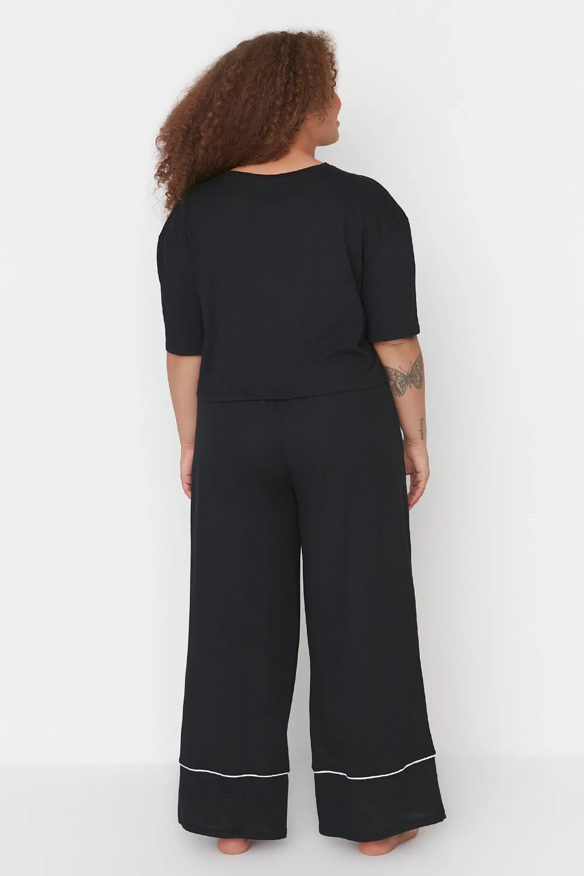 Trendyol Curve  Schwarzes, bedrucktes, kurz geschnittenes Jungen-Pyjama-Set mit weitem Bein