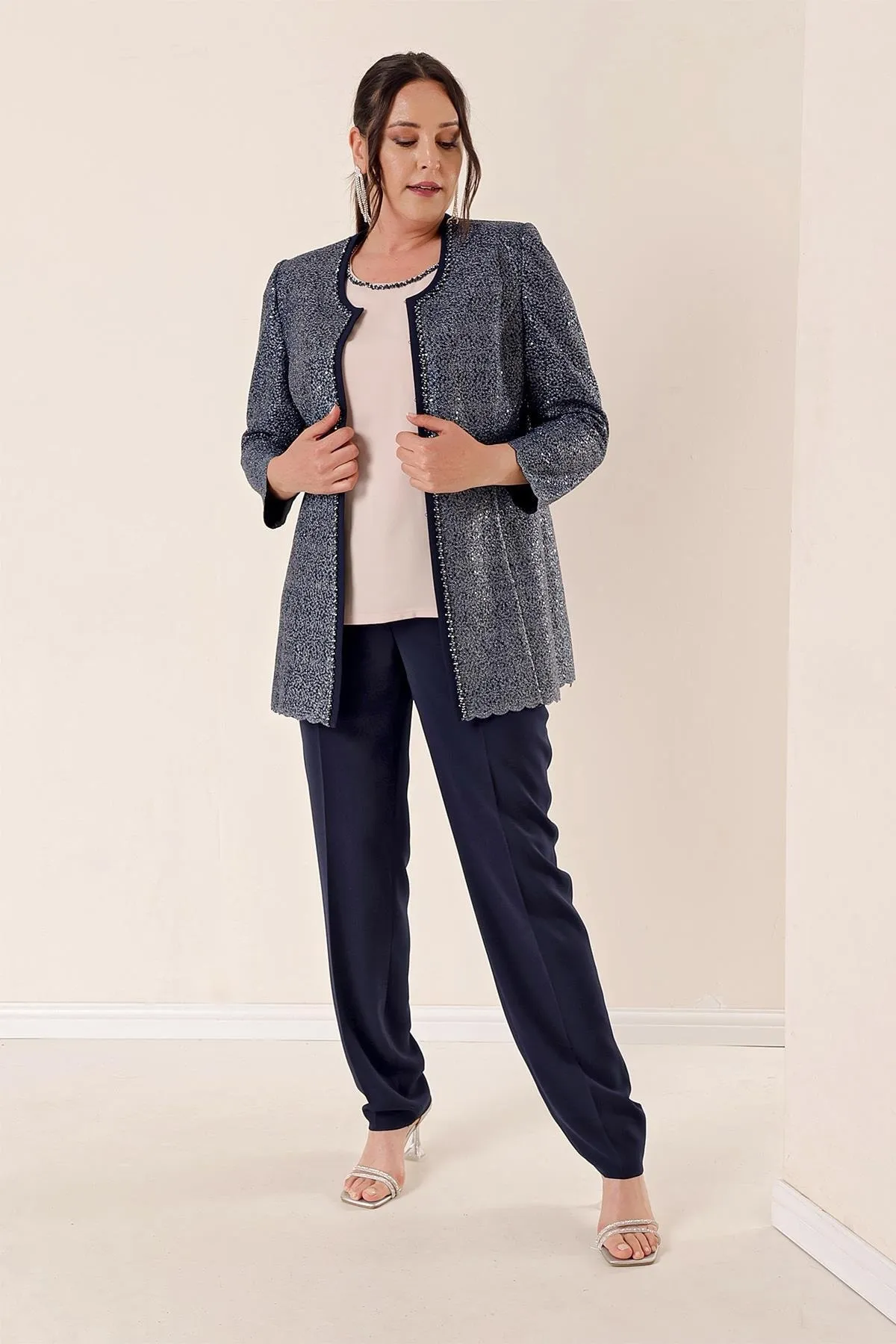 By Saygı  Dreiteiliger Anzug mit langer Jacke und steinbestickter Hose in Marineblau