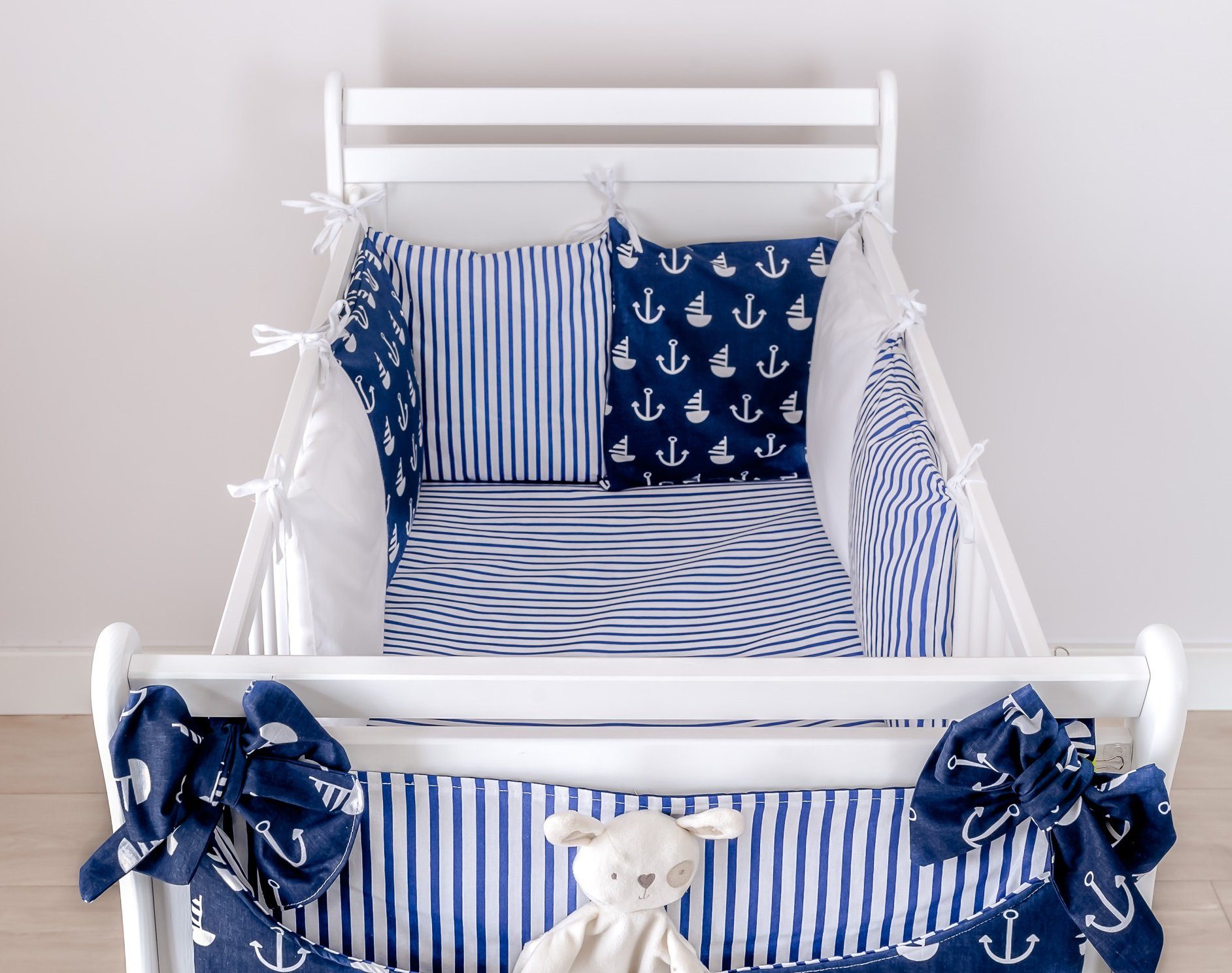 Babybettwäsche ANKER Baby Bettset für Babybett und Kinderbett inkl. Bettumrandung Nestchen Bettwäsche Betttasche Wanddeko Kopfschutz Kantenschutz LOOLAY® 40x60 cm Kissenbezug + 100x135 cm Bettdeckebezug, Loolay, 1A Qualitat - 100% Europäische Stoffe