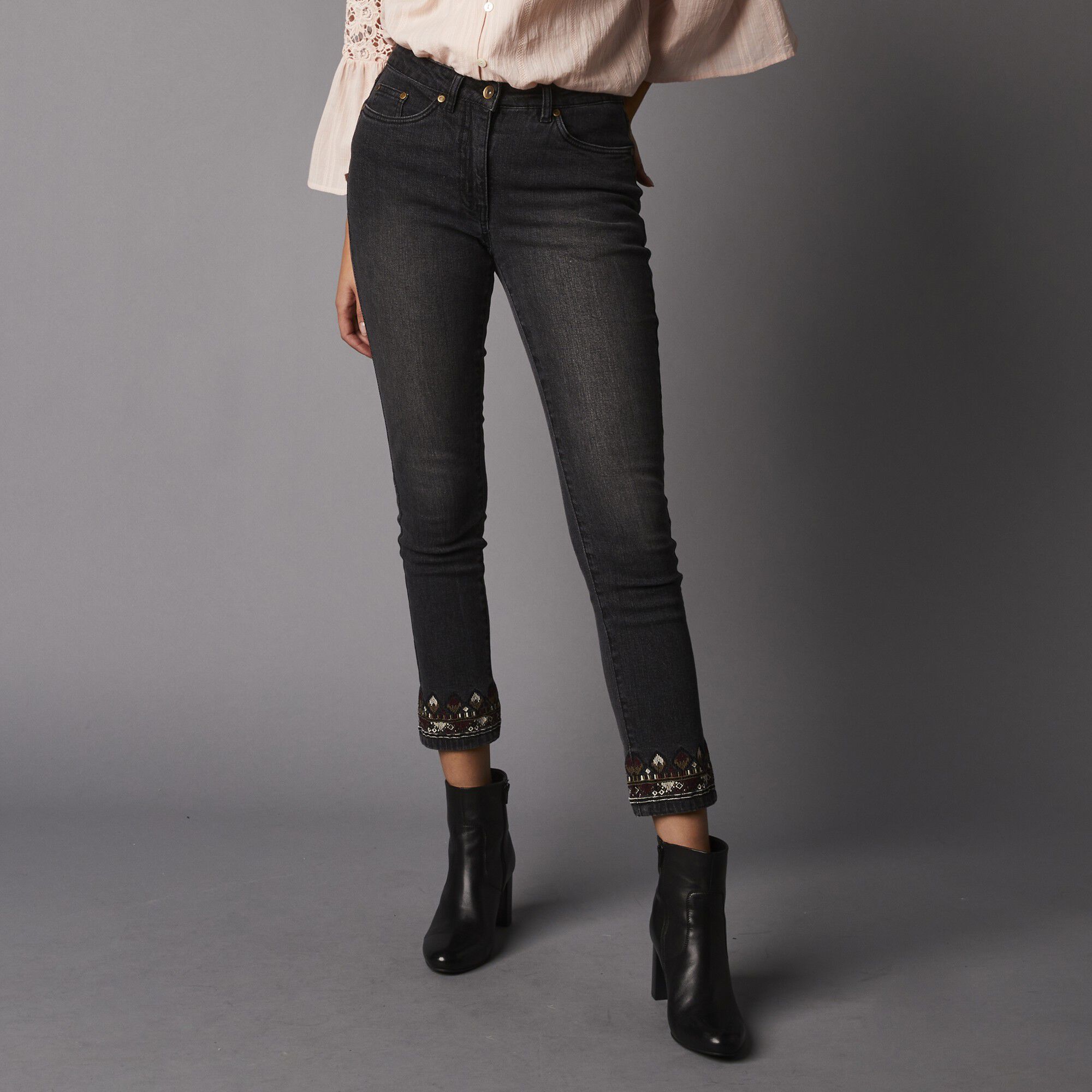 Jean stretch 7/8ème coupe fuselée, bas de jambe brodé