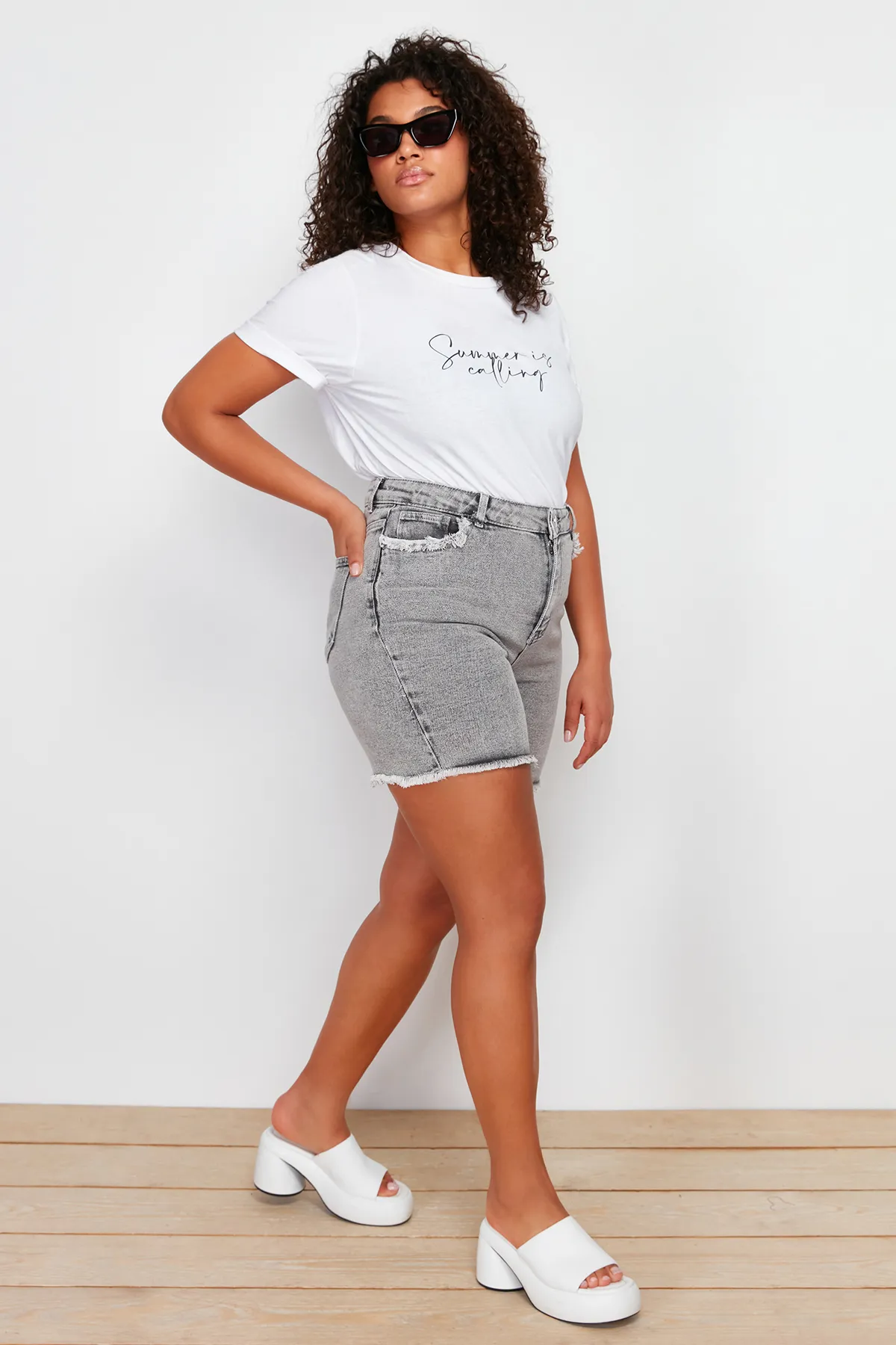 Trendyol Curve  Graue Mini-Jeansshorts mit Taschen und Quastendetails TBBSS24AP00010
