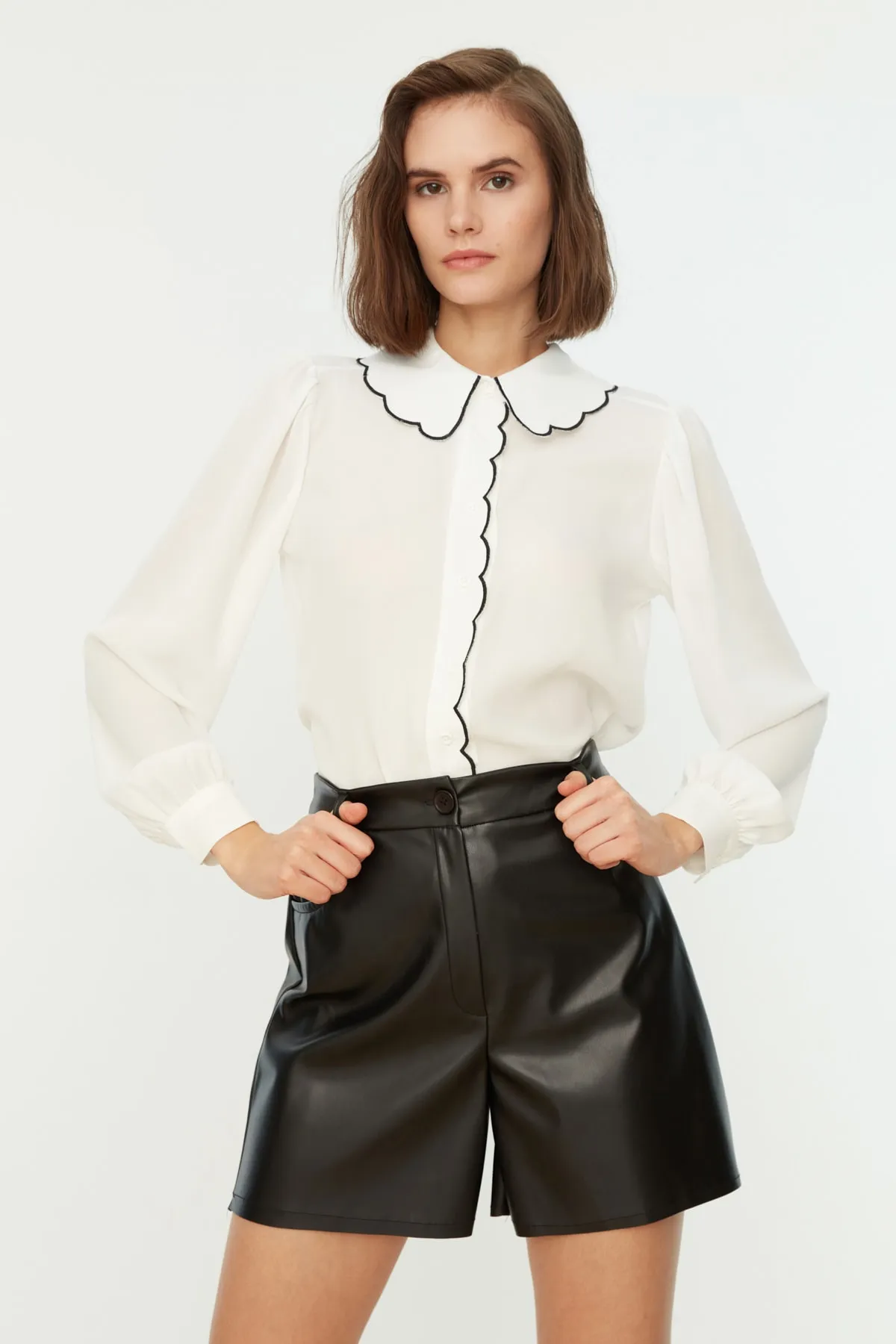 Trendyol Collection  Weißes gewebtes Hemd mit Stickdetail - Regular Fit TWOAW21GO0302