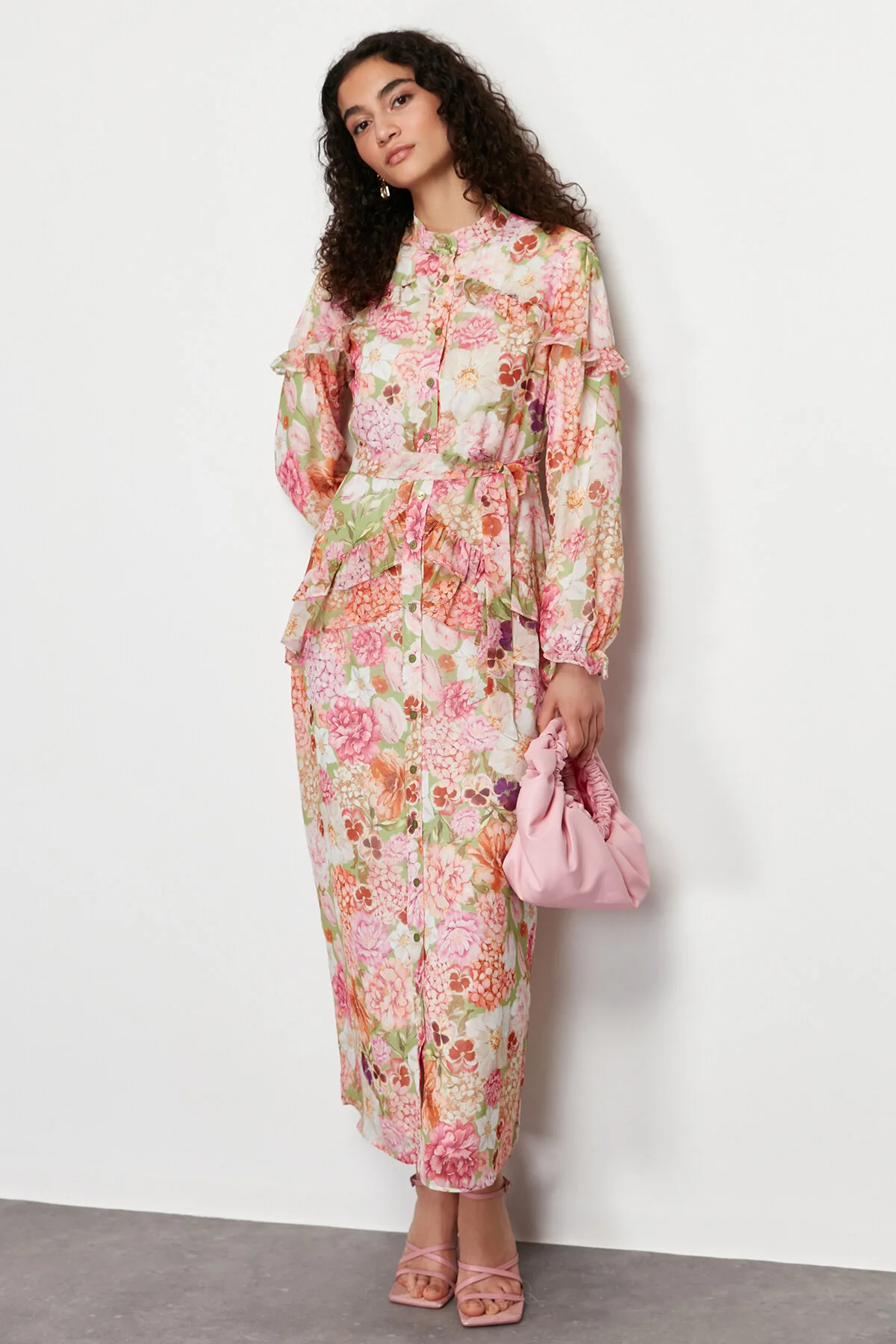Trendyol Modest  Rosa Kleid aus gewebtem Chiffon mit Blumenmuster, Rüschendetail und Futter TCTSS24EB00003