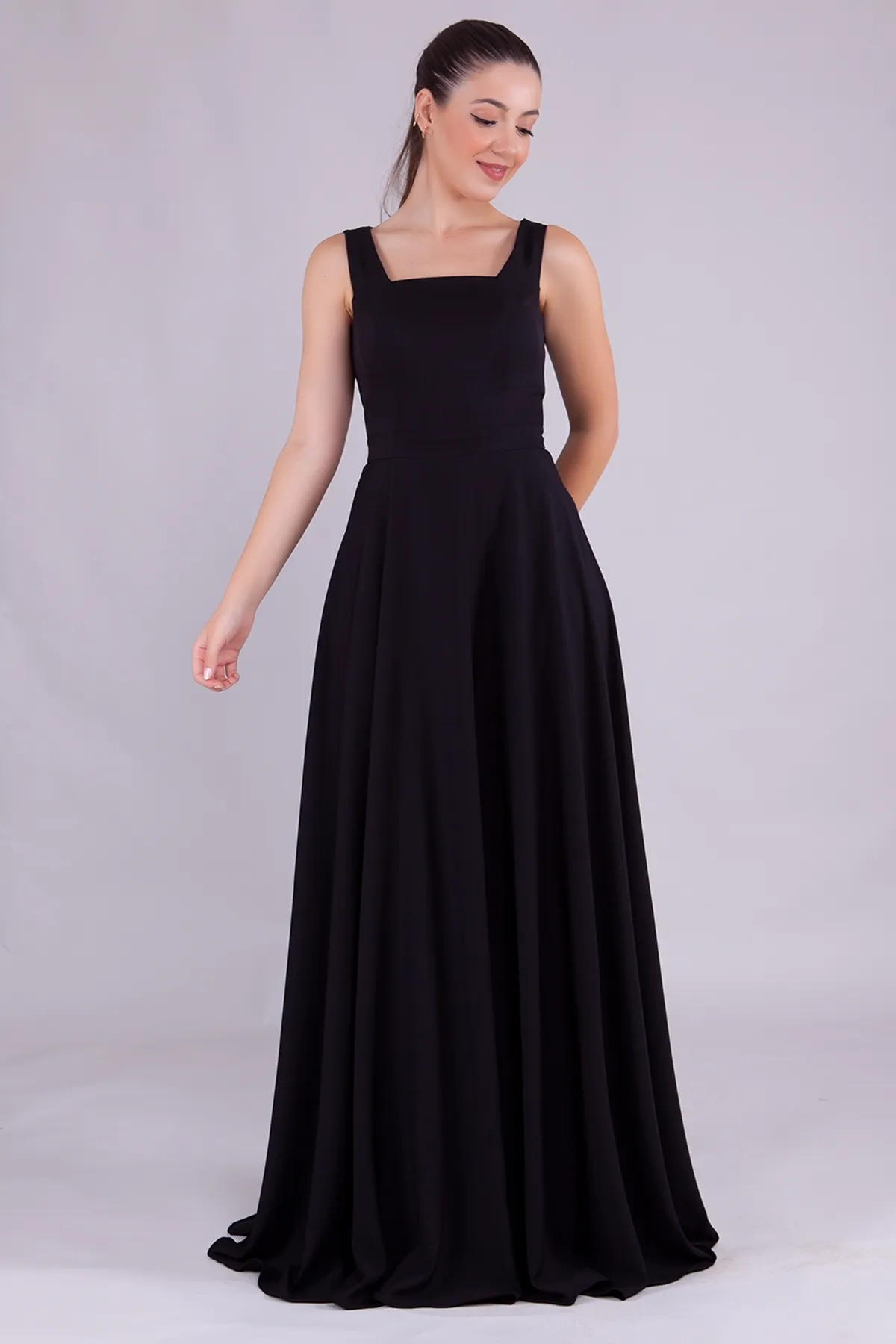 lovebox  Schwarzes Damenkleid aus Atlasstoff mit quadratischem Kragen und dicken Trägern in Maxilänge 413