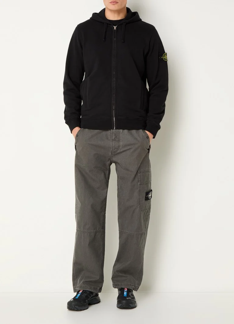 Bluza Stone Island 63520 z logo i kieszeniami bocznymi.