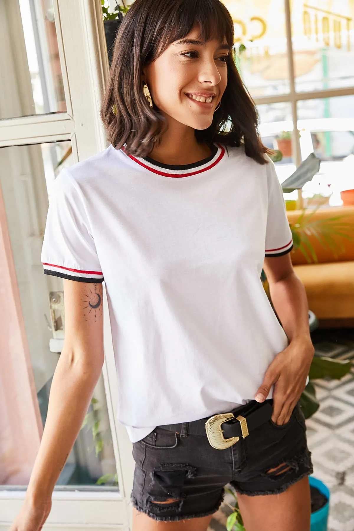Olalook  Weißes Damen-T-Shirt mit Ärmeln und Kragen TSH-19000562