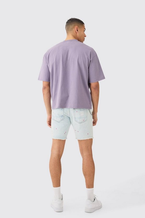 Lockere hellblaue Jeansshorts mit Farbspritzern
