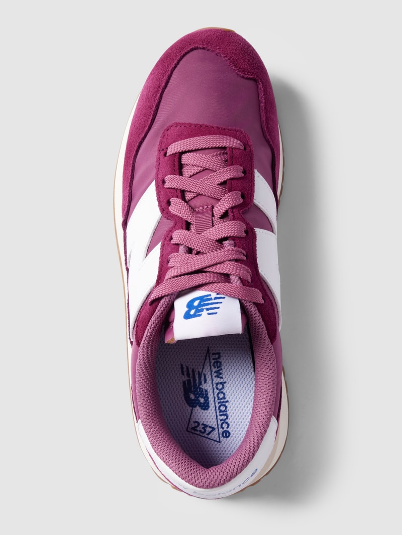 Sneaker mit Label-Details in rot