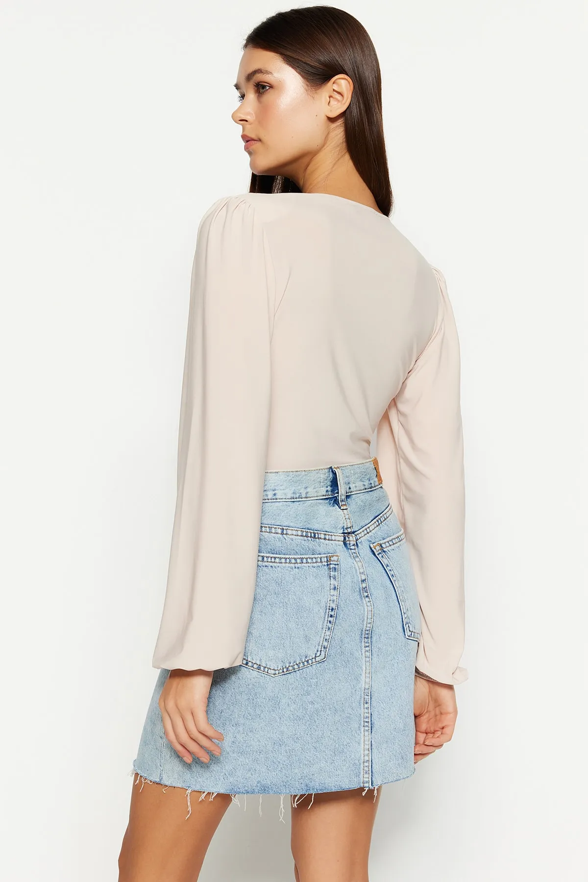 Trendyol Collection  Steinfarbener, taillierter/körperbetonter, flexibler Strickbody mit Druckknöpfen und V-Ausschnitt mit Ballonärmeln TWOSS23BD00030