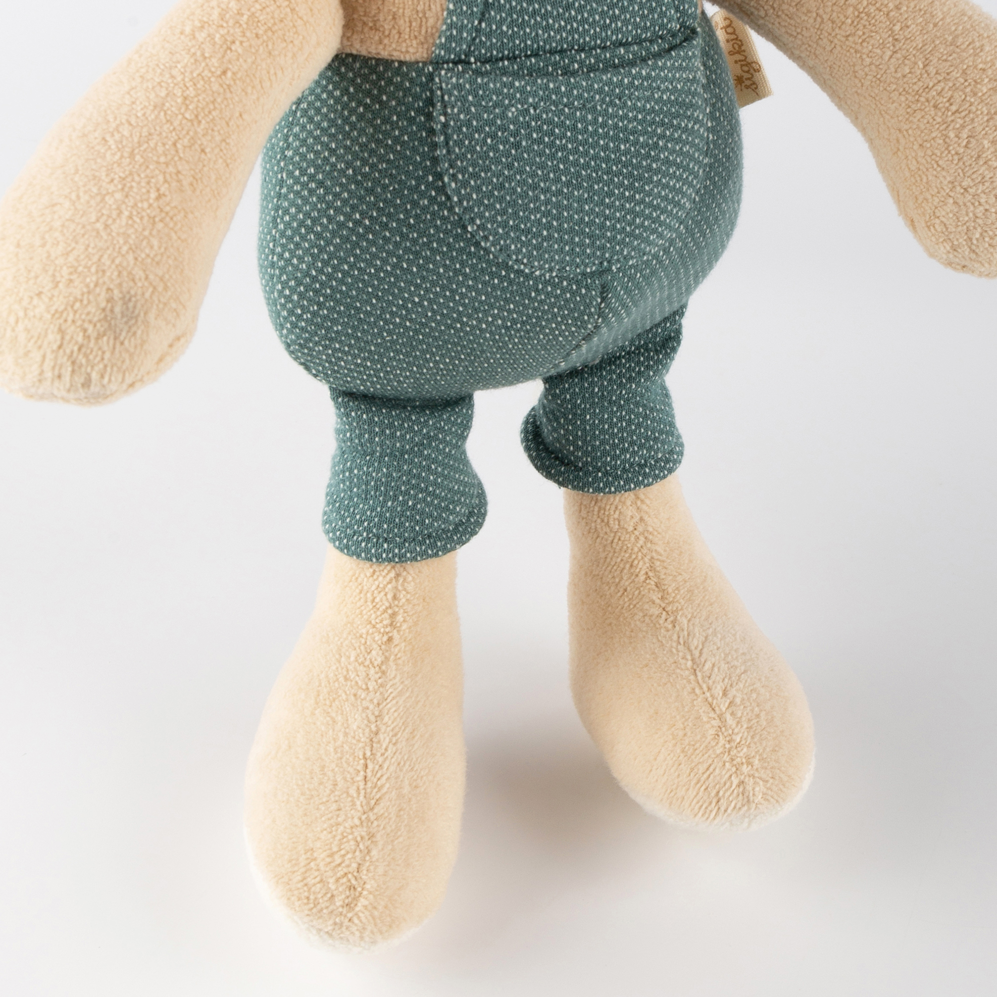 Kuscheltier Hase mit Latzhose, grün