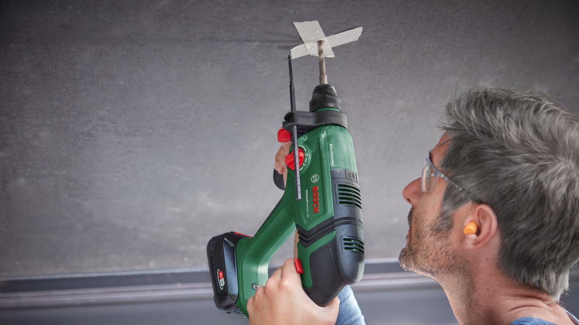 Ciocan rotopercutor universal Bosch Green 06039D6002 cu acumulator 18V, 1x 2,5 Ah și încărcător AL 18V-20 în geantă