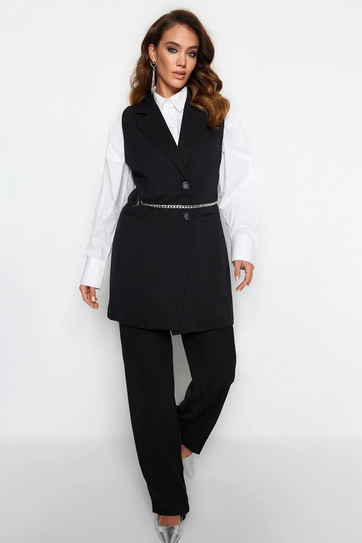 Trendyol Modest  Schwarze, detaillierte Webweste mit Kettengürtel TCTAW23YL00013