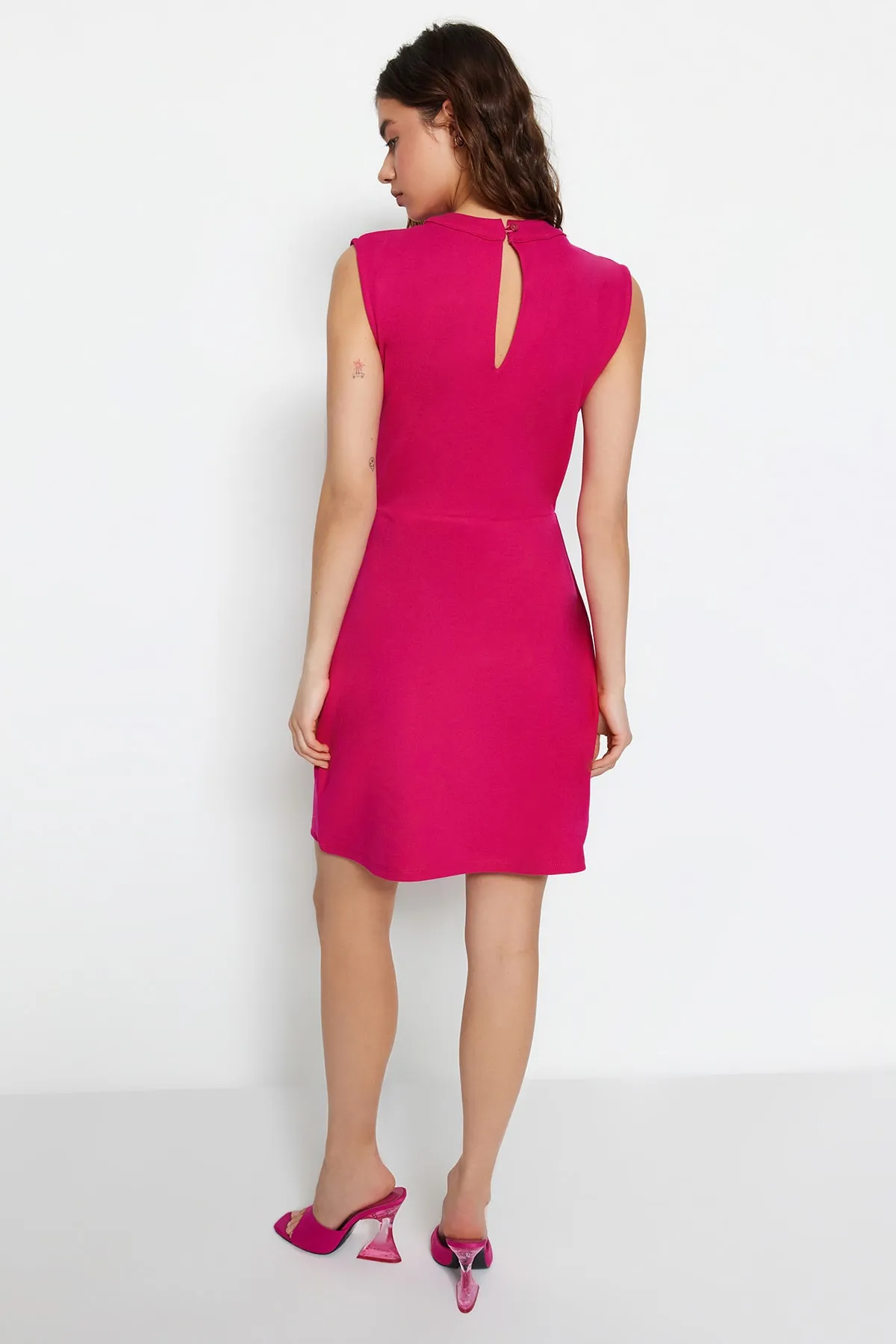 Trendyol Collection  Mini-Strickkleid aus Krepp mit Fuchsia-Kragen und detailliertem Detail TWOSS23EL02015