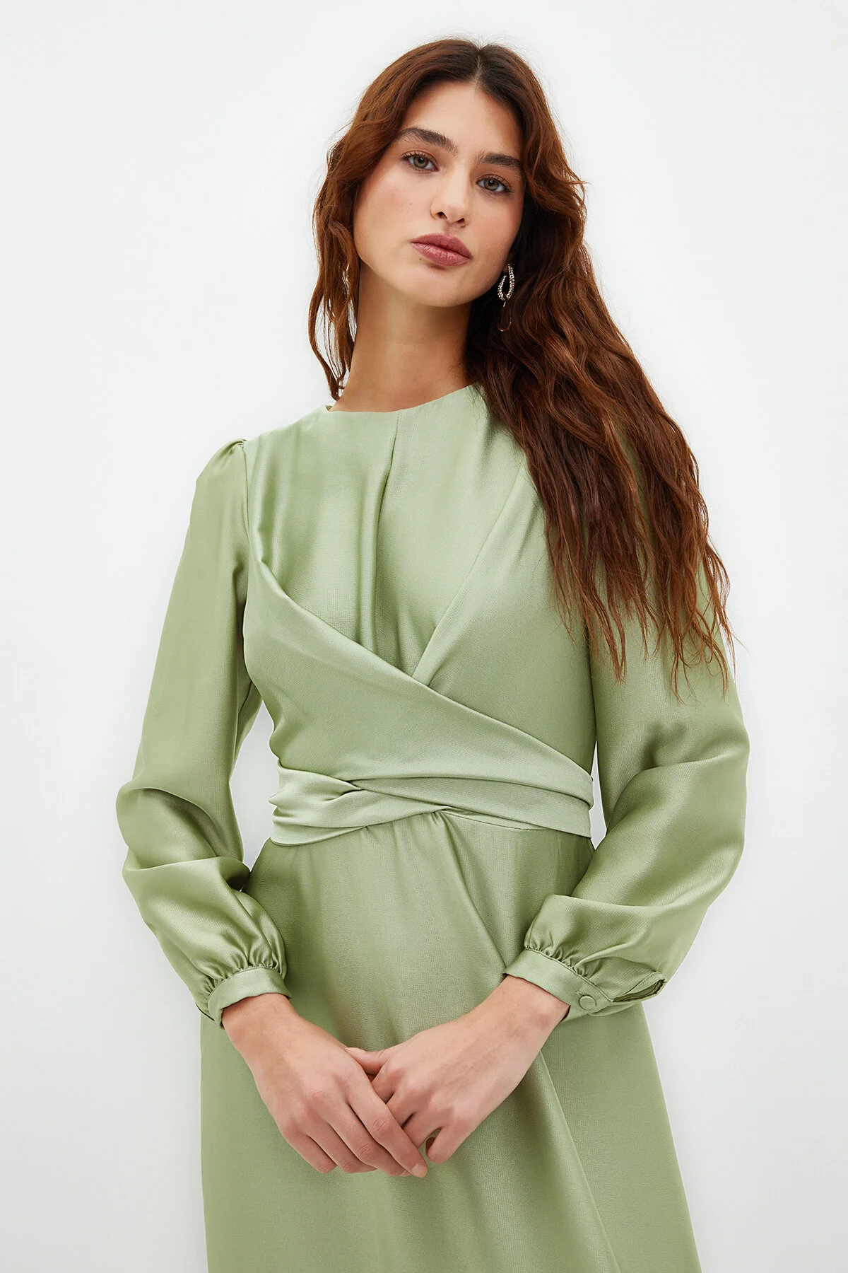 Trendyol Modest  Hellgrünes Abendkleid mit Kreuzschnürung und detailliertem Satin-Look TCTAW22EB0105