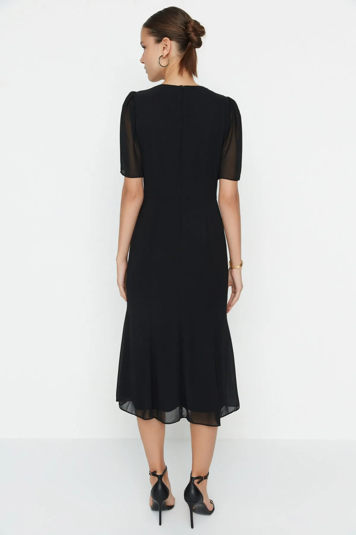 Trendyol Collection  Schwarzes gewebtes Midikleid aus Chiffon mit Volantfutter TWOSS22EL2771
